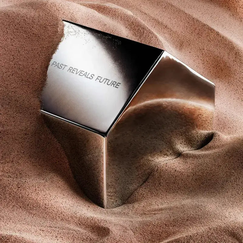 Cubo metallico con la scritta «Past reveals future» adagiato sulla sabbia, immagine di Maison&Objet Paris 2026