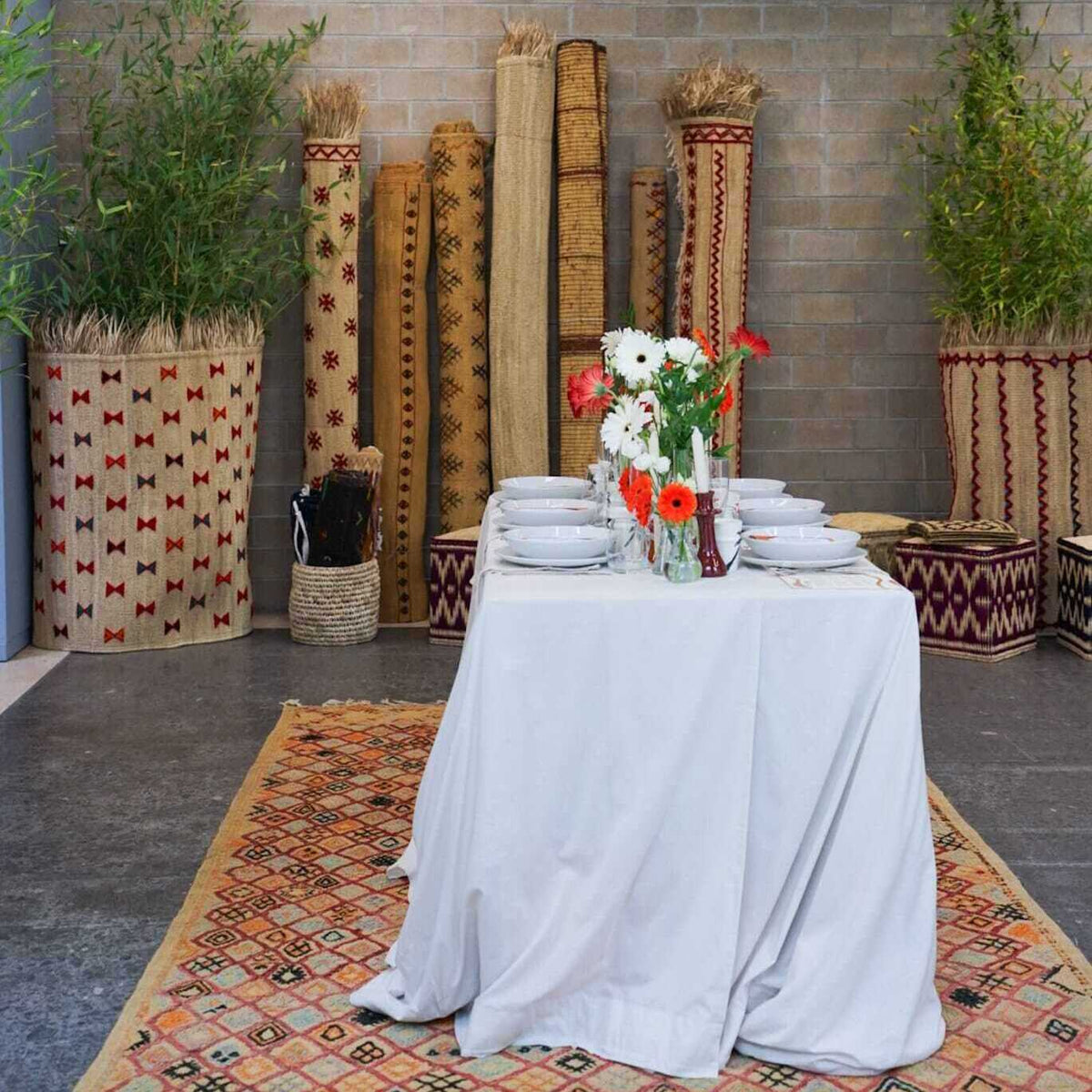 Nattes marocaines Hassira exposées à Orticolario autour d'une table dressée