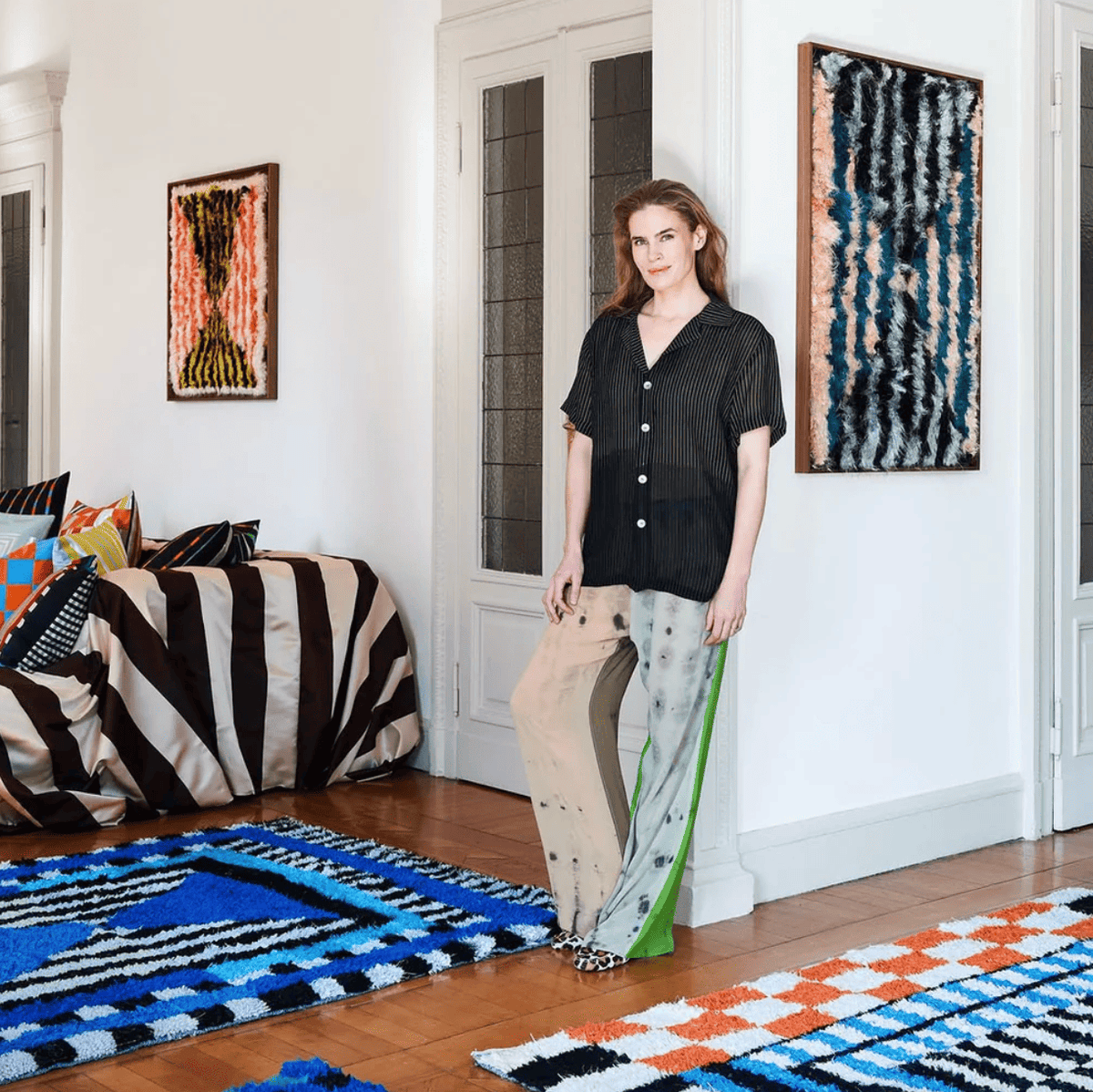 Lillian B. Grant dans un salon avec tapis en soie et laine aux couleurs vives et tapisseries aux murs