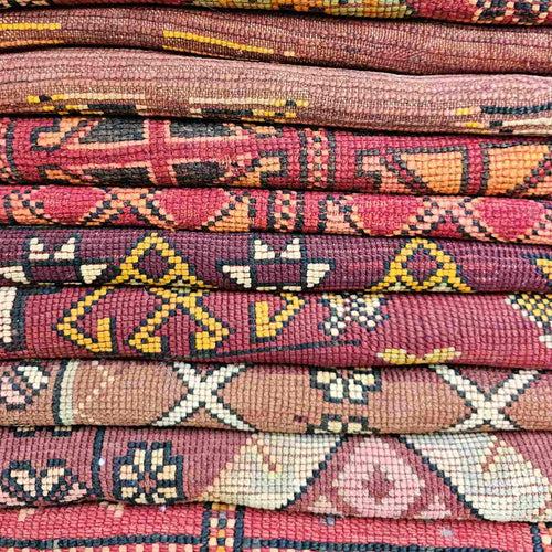 Pile de tapis marocains rouges, pliés
