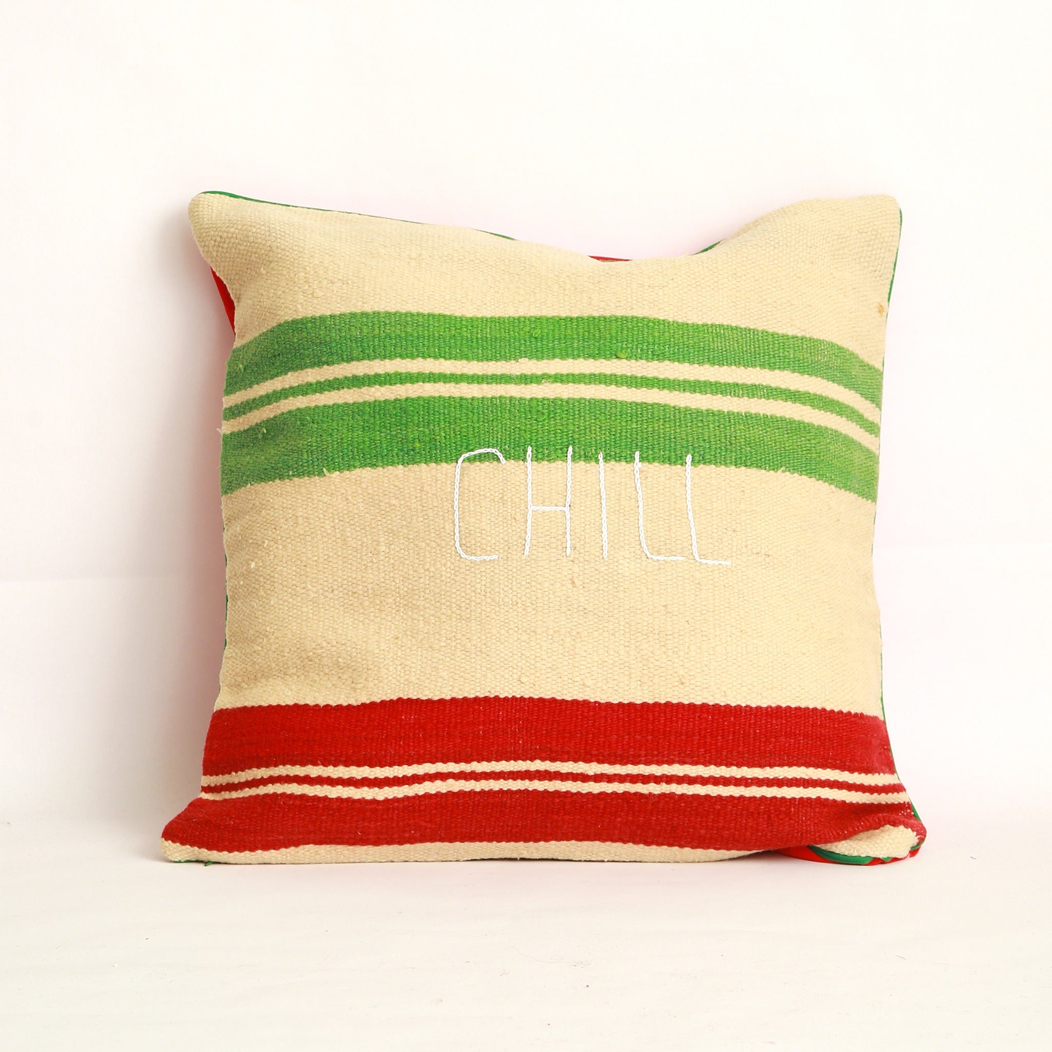 Copricuscino realizzato con due tessuti diversi, uno da ogni lato, Coperta in lana vintage tessuta a mano nell'Alto Atlante, bianco avorio, a righe colorate rosso e verde e cucita con velluto rosso - Piping rosso 100% cotone certificato OEKO-TEX® con parola greca Chill ricamata a mano