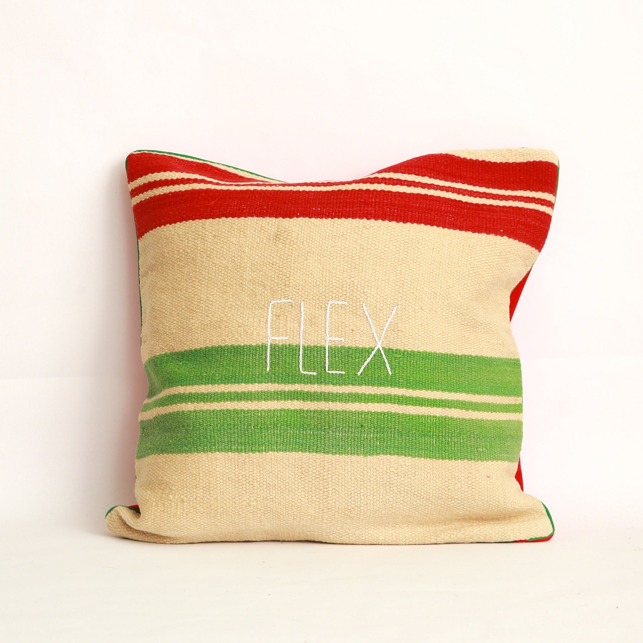 Copricuscino realizzato con due tessuti diversi, uno da ogni lato, Coperta in lana vintage tessuta a mano nell'Alto Atlante, bianco avorio, a righe colorate rosso e verde e cucita con velluto rosso - Piping rosso 100% cotone certificato OEKO-TEX® con parola greca Flex ricamata a mano