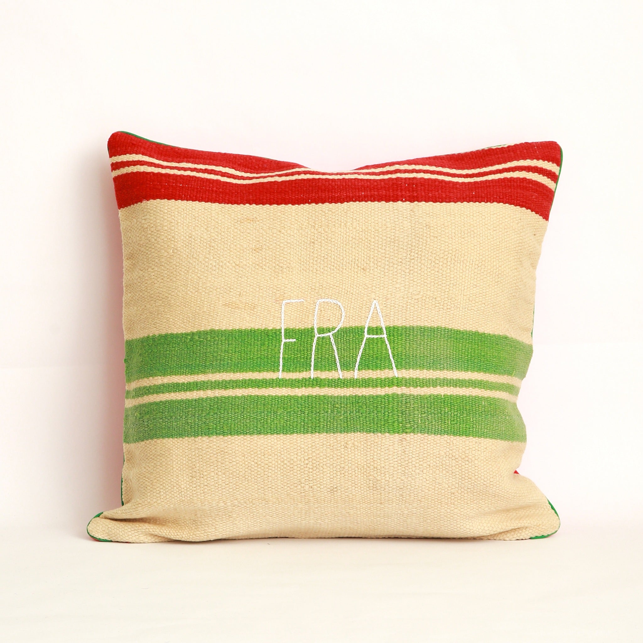 Cuscino quadrato 50x50 realizzato con due tessuti, uno diverso da ogni lato, Coperta in lana vintage tessuta a mano nell'Alto Atlante, a righe colorate in bianco rosso e verde ,cucita con velluto verde - Piping 100% cotone certificato OEKO-TEX®, sul lato coperta è ricamato a mano la parola Fra
