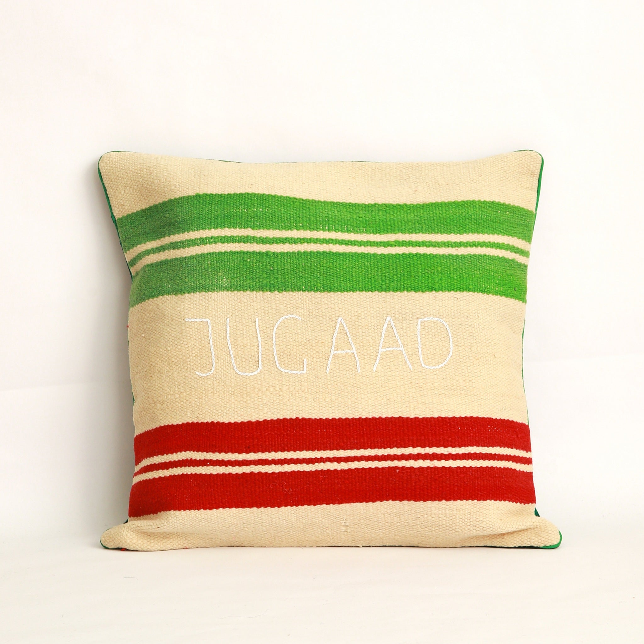 Copricuscino realizzato con due tessuti diversi, uno da ogni lato, Coperta in lana vintage tessuta a mano nell'Alto Atlante, bianco avorio, a righe colorate rosso e verde e cucita con velluto rosso - Piping rosso 100% cotone certificato OEKO-TEX® con parola greca Jugaad ricamata a mano