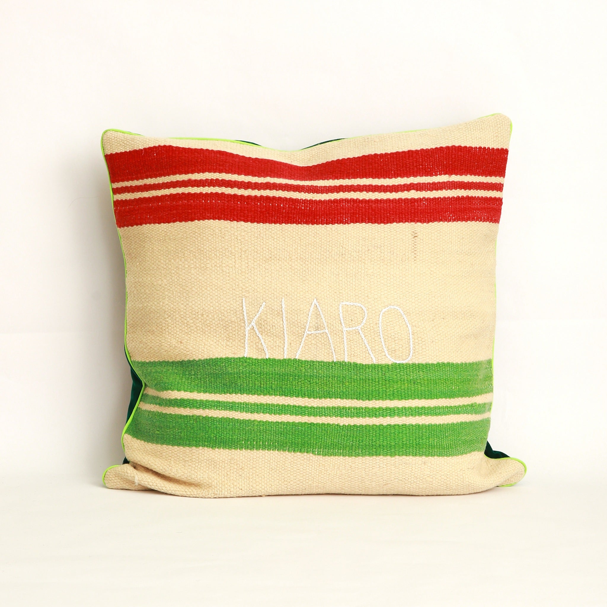 Copricuscino realizzato con due tessuti diversi, uno da ogni lato, Coperta in lana vintage tessuta a mano nell'Alto Atlante, bianco avorio, a righe colorate rosso e verde e cucita con velluto rosso - Piping rosso 100% cotone certificato OEKO-TEX® con parola greca KIARO ricamata a mano
