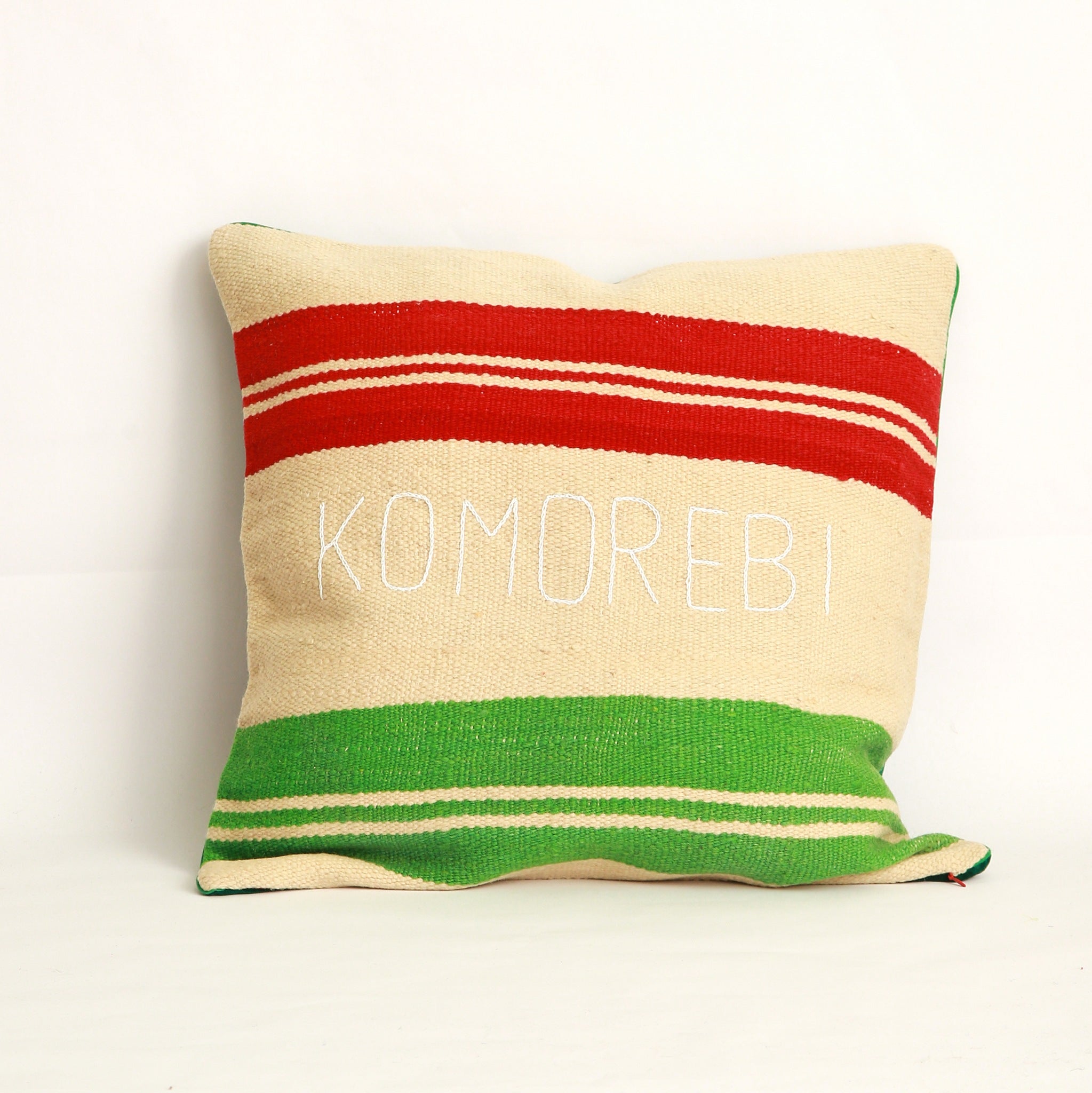 Cuscino quadrato 50x50 realizzato con due tessuti, uno diverso da ogni lato, Coperta in lana vintage tessuta a mano nell'Alto Atlante, a righe colorate in bianco rosso e verde ,cucita con velluto verde - Piping 100% cotone certificato OEKO-TEX®, sul lato coperta è ricamato a mano la parola Komorebi in giapponese che significa l’effetto della luce del sole quando filtra tra le foglie degli alberi