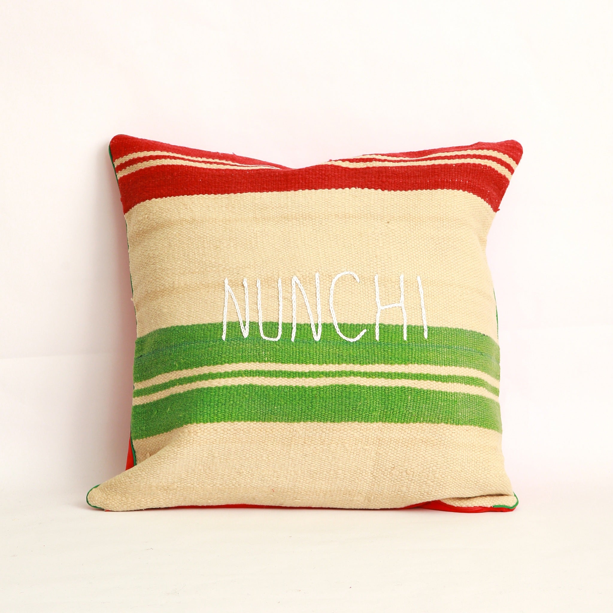 Copricuscino realizzato con due tessuti diversi, uno da ogni lato, Coperta in lana vintage tessuta a mano nell'Alto Atlante, bianco avorio, a righe colorate rosso e verde e cucita con velluto rosso - Piping rosso 100% cotone certificato OEKO-TEX® con parola greca Nunchi ricamata a mano