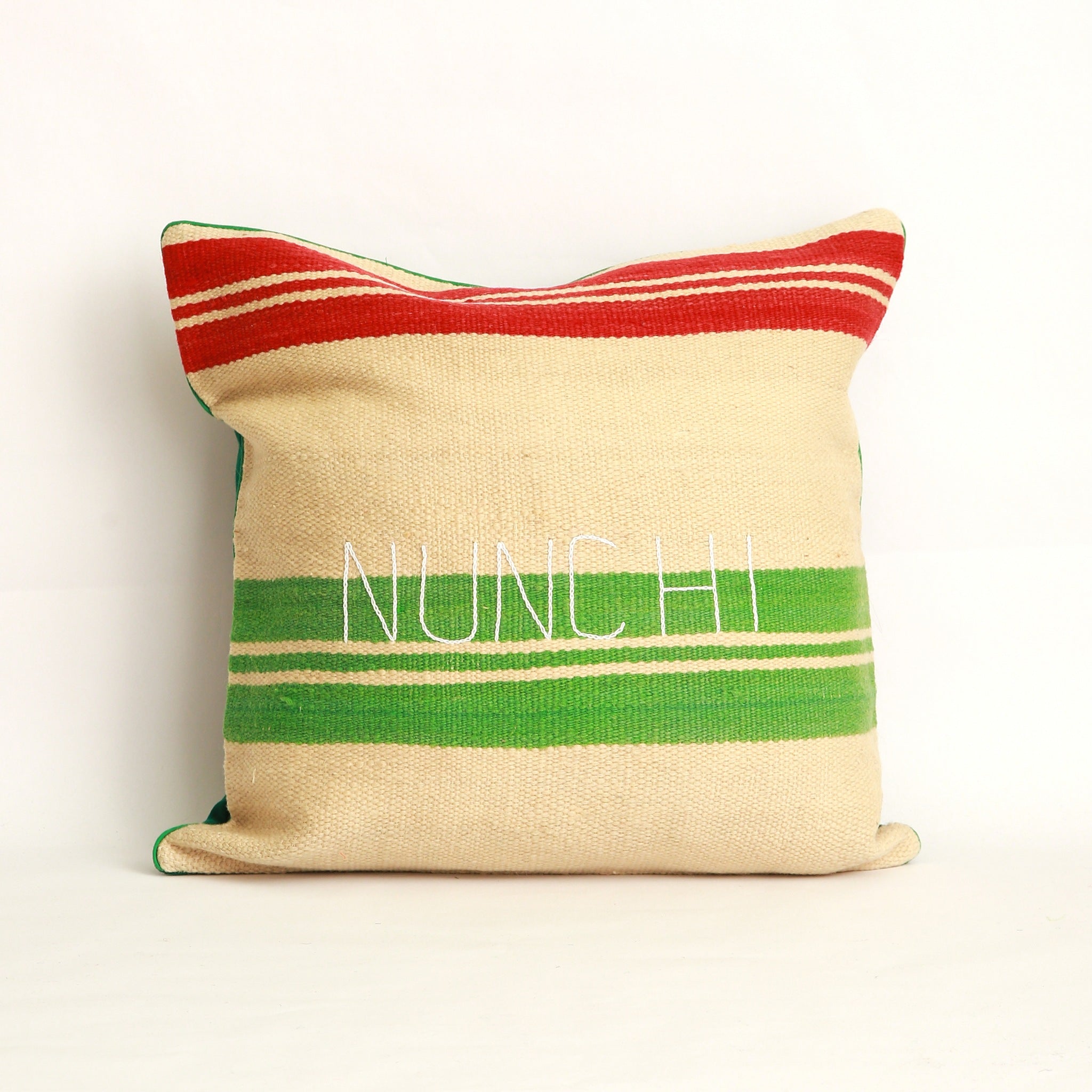 Copricuscino realizzato con due tessuti diversi, uno da ogni lato, Coperta in lana vintage tessuta a mano nell'Alto Atlante, bianco avorio, a righe colorate rosso e verde e cucita con velluto rosso - Piping rosso 100% cotone certificato OEKO-TEX® con parola greca Nunchi ricamata a mano