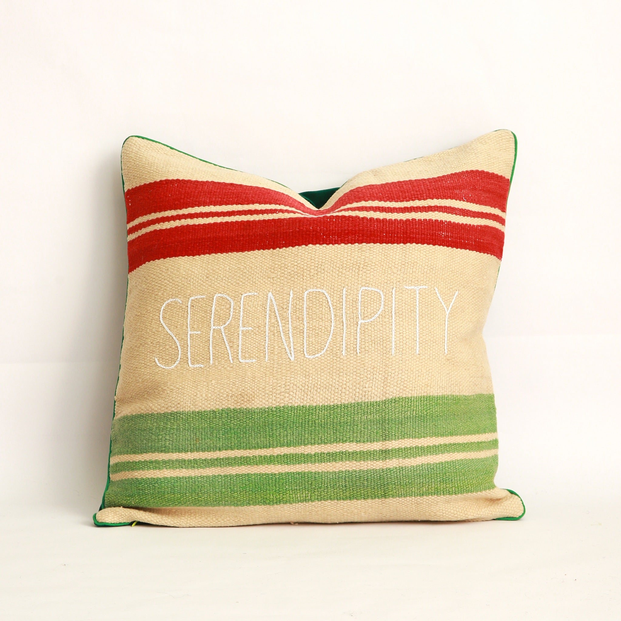 Copricuscino realizzato con due tessuti diversi, uno da ogni lato, Coperta in lana vintage tessuta a mano nell'Alto Atlante, bianco avorio, a righe colorate rosso e verde e cucita con velluto rosso - Piping rosso 100% cotone certificato OEKO-TEX® con parola greca Serendipity ricamata a mano
