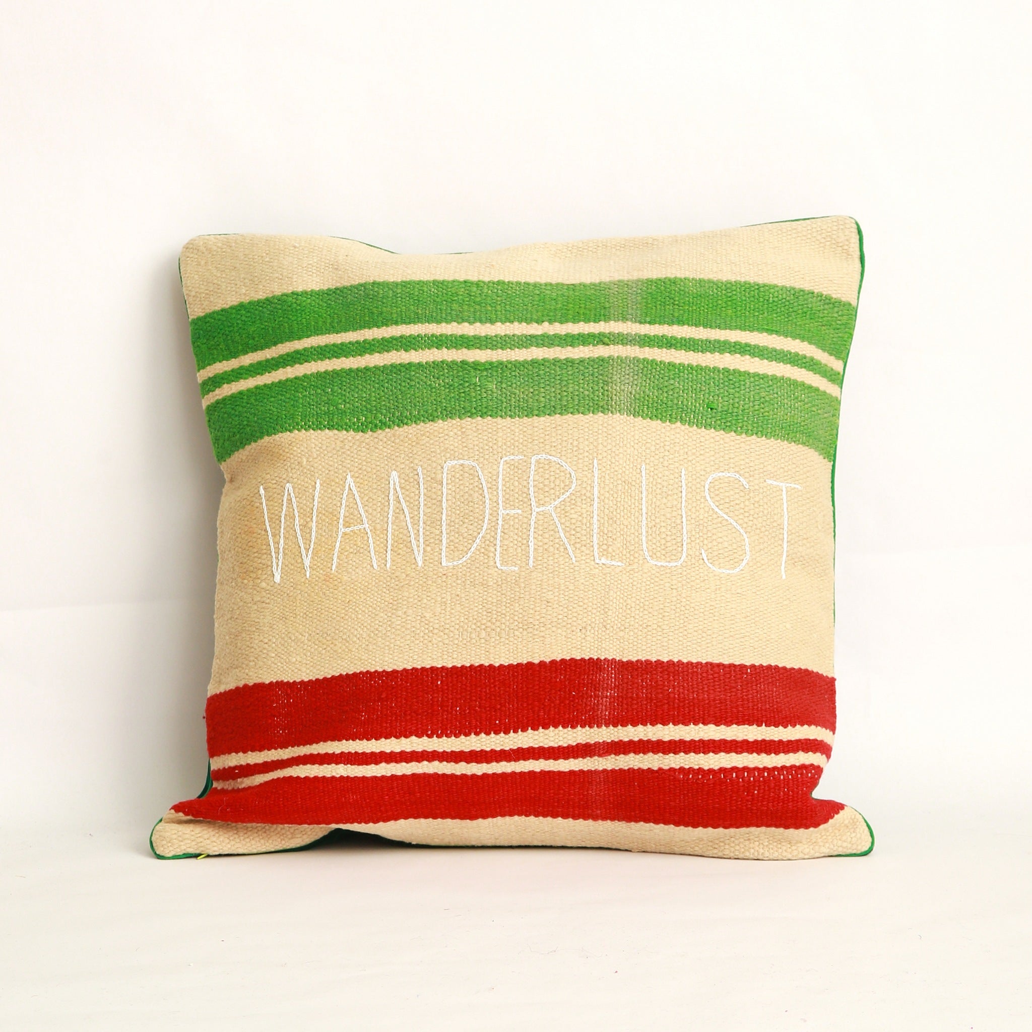 Copricuscino realizzato con due tessuti diversi, uno da ogni lato, Coperta in lana vintage tessuta a mano nell'Alto Atlante, bianco avorio, a righe colorate rosso e verde e cucita con velluto rosso - Piping rosso 100% cotone certificato OEKO-TEX® con parola greca Wanderlust ricamata a mano