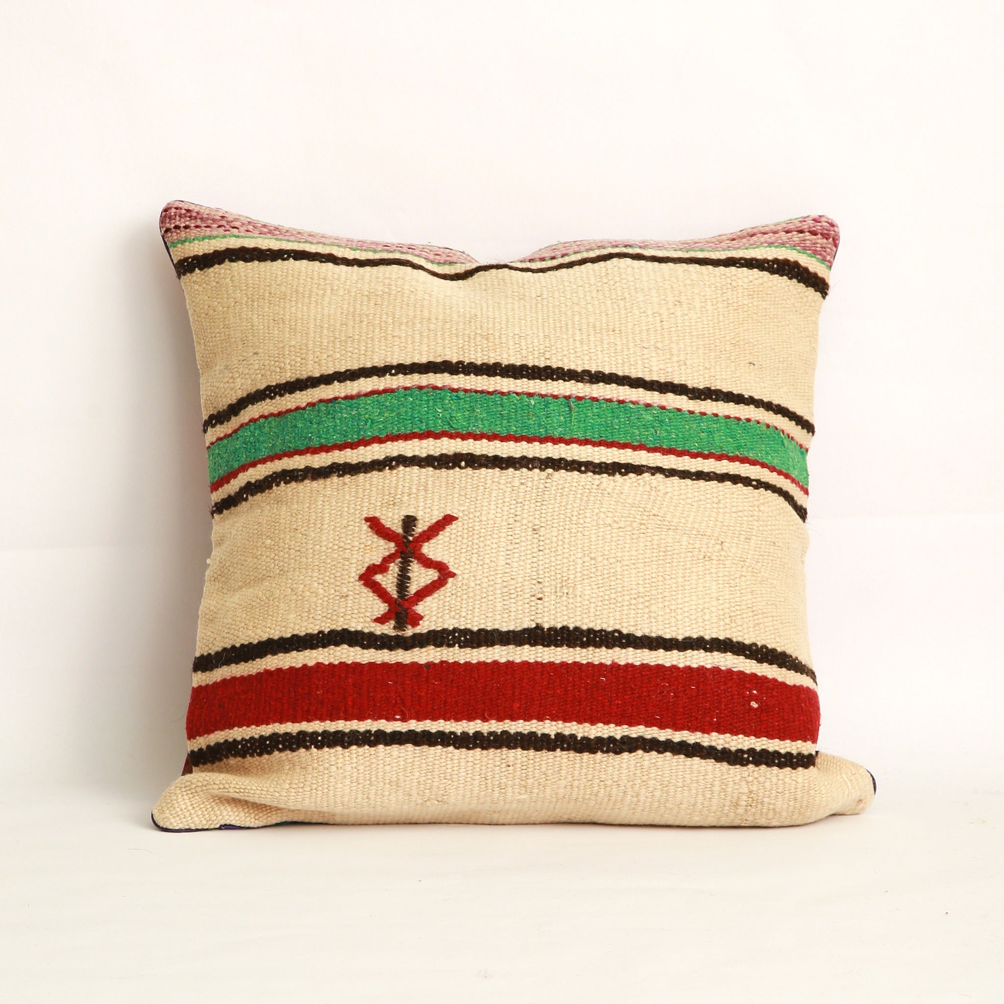 Cuscino realizzato con due tessuti diversi, uno da ogni lato, da questo lato appare una coperta in lana vintage a righe nere verde acqua e bordeaux con un simbolo Amazigh (berbero) ricamato a mano