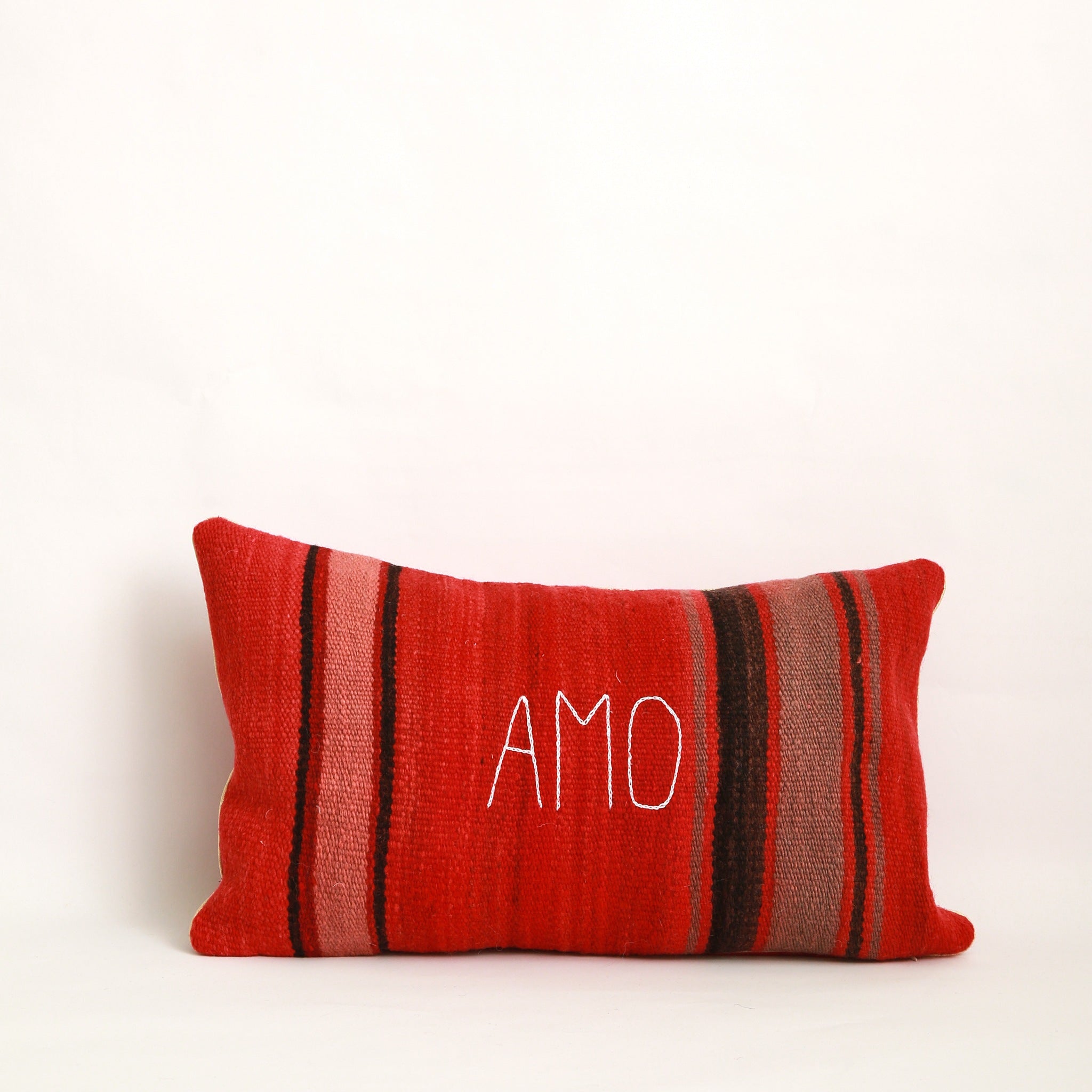 Copricuscino decorativo particolare cucito con due tessuti diversi, uno da ogni lato, un lato con coperta in morbida lana a righe colorate nere, rosse e marrone chiaro e altro lato in velluto rosso, per cuscino 30x50cm, il lato in lana è ricamato a mano, con la parola Amo, chiusura con cerniera