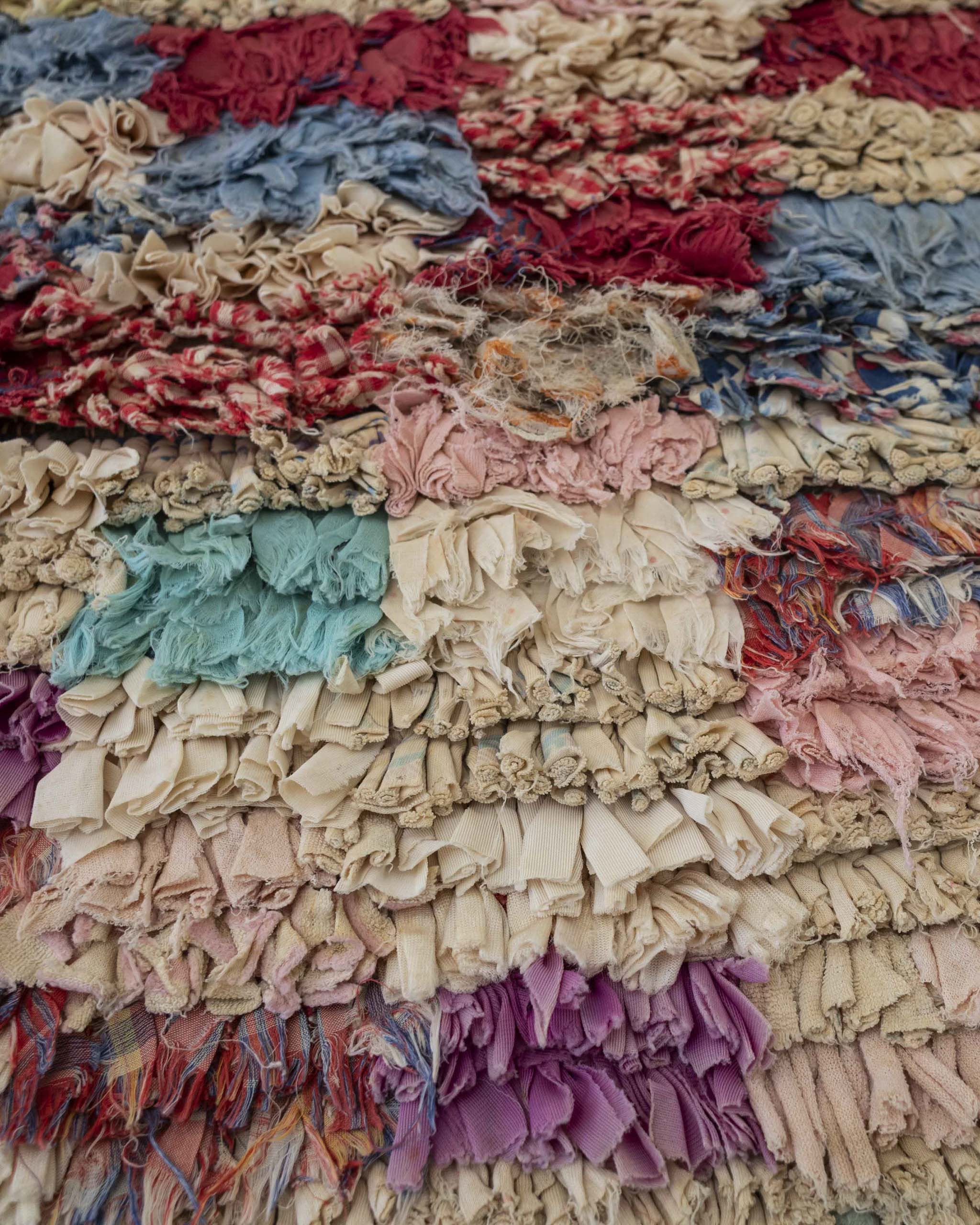 dettaglio tappeto shaggy in tessuti riciclati multicolore