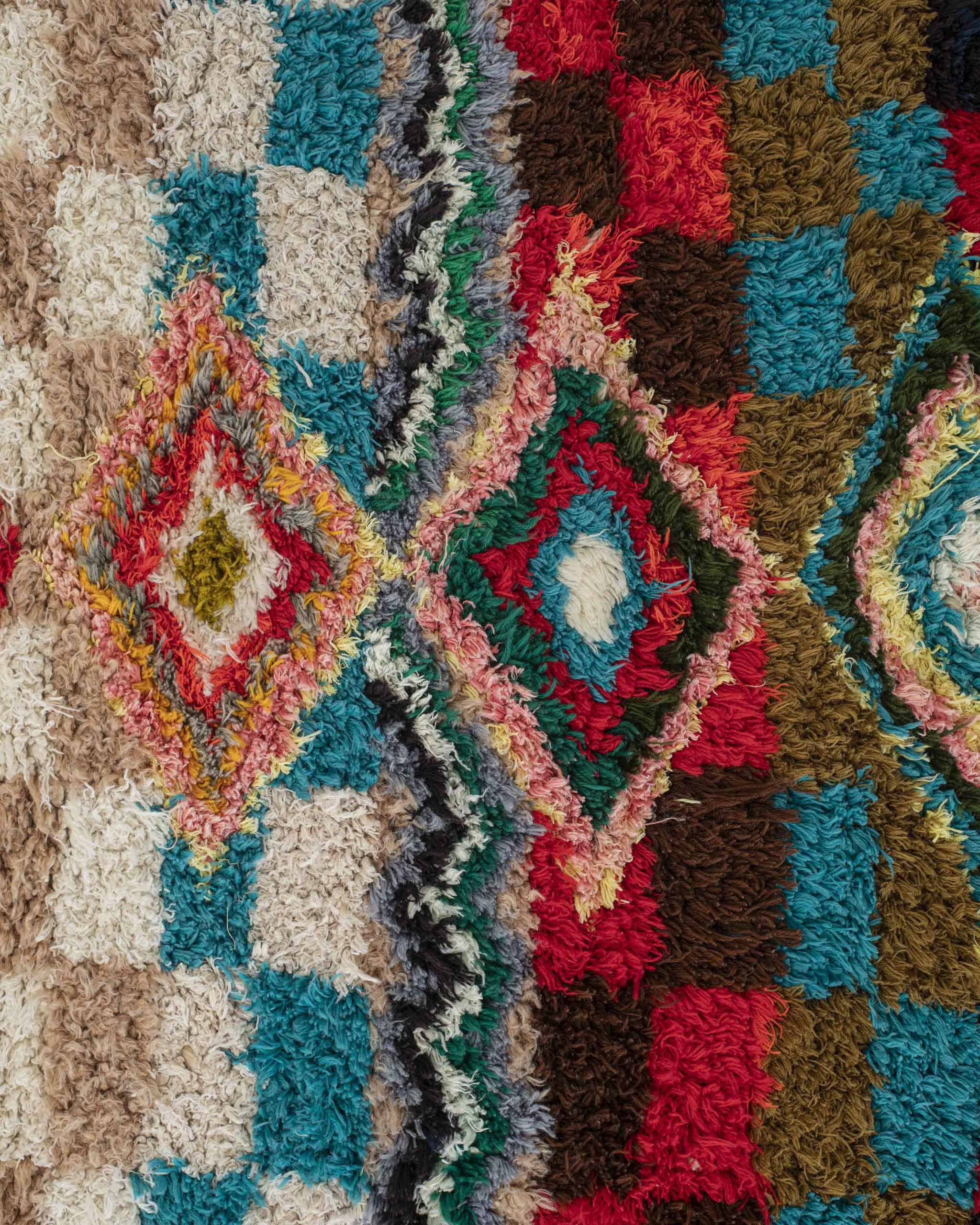 dettaglio tappeto stracci riciclati quadretti rombi zigzag multicolor