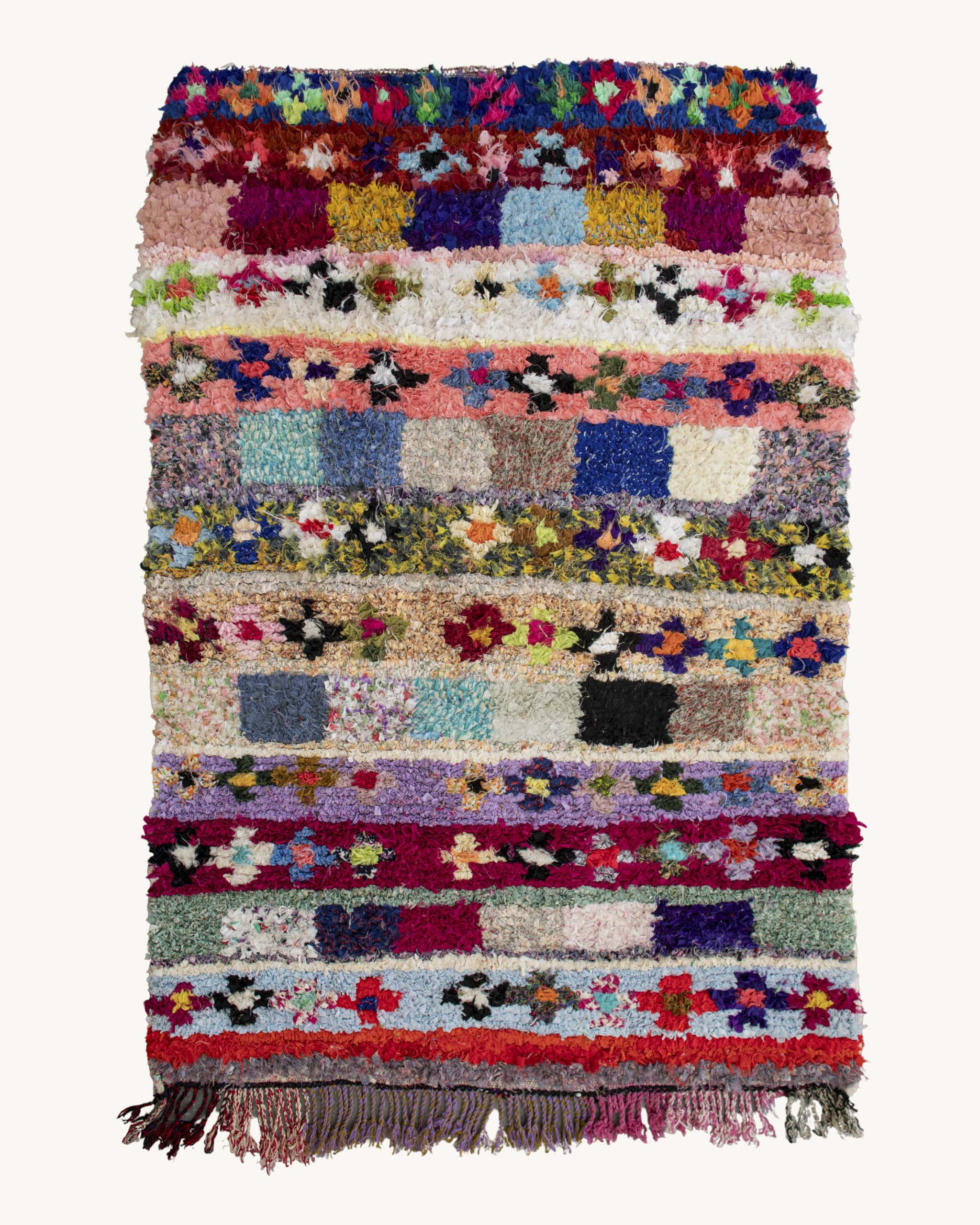 tappeto in tessuti riciclati coloratissimi design a righe con quadri e fiori stilizzati