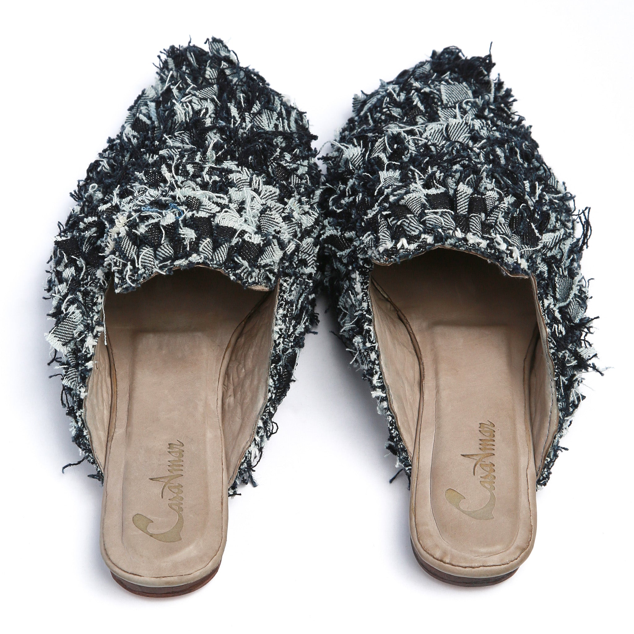 coppia di babouche realizzate con tappeto boucherouite in denim scuro