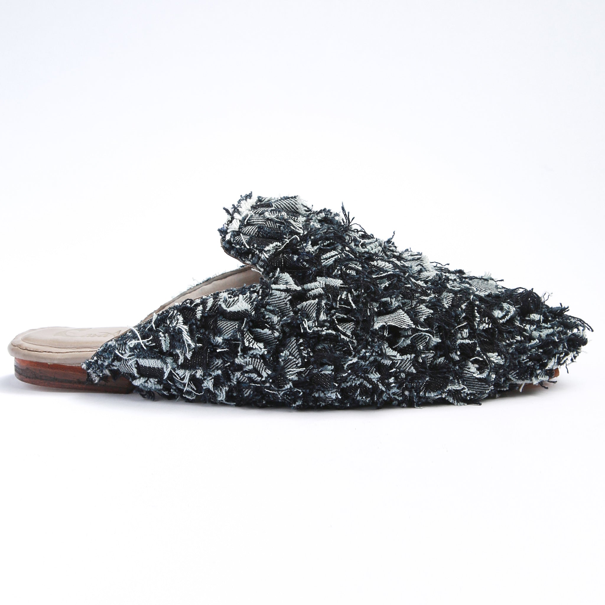 babouche realizzata a mano in marocco con tappeto boucherouite in denim scuro