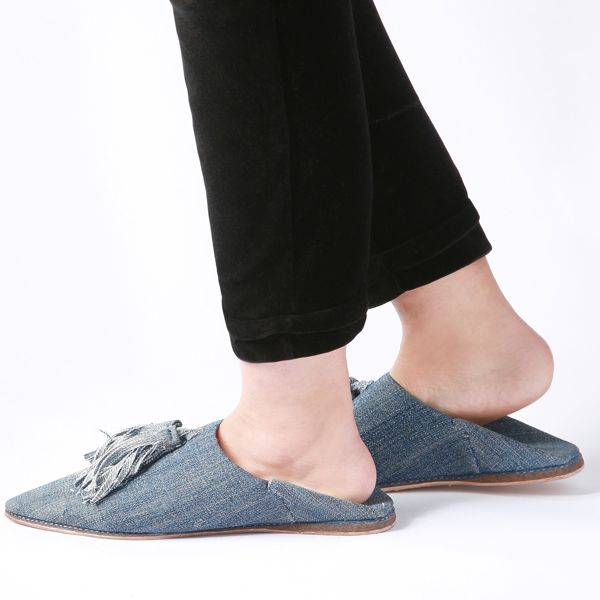 babouches in denim con pompon insossate