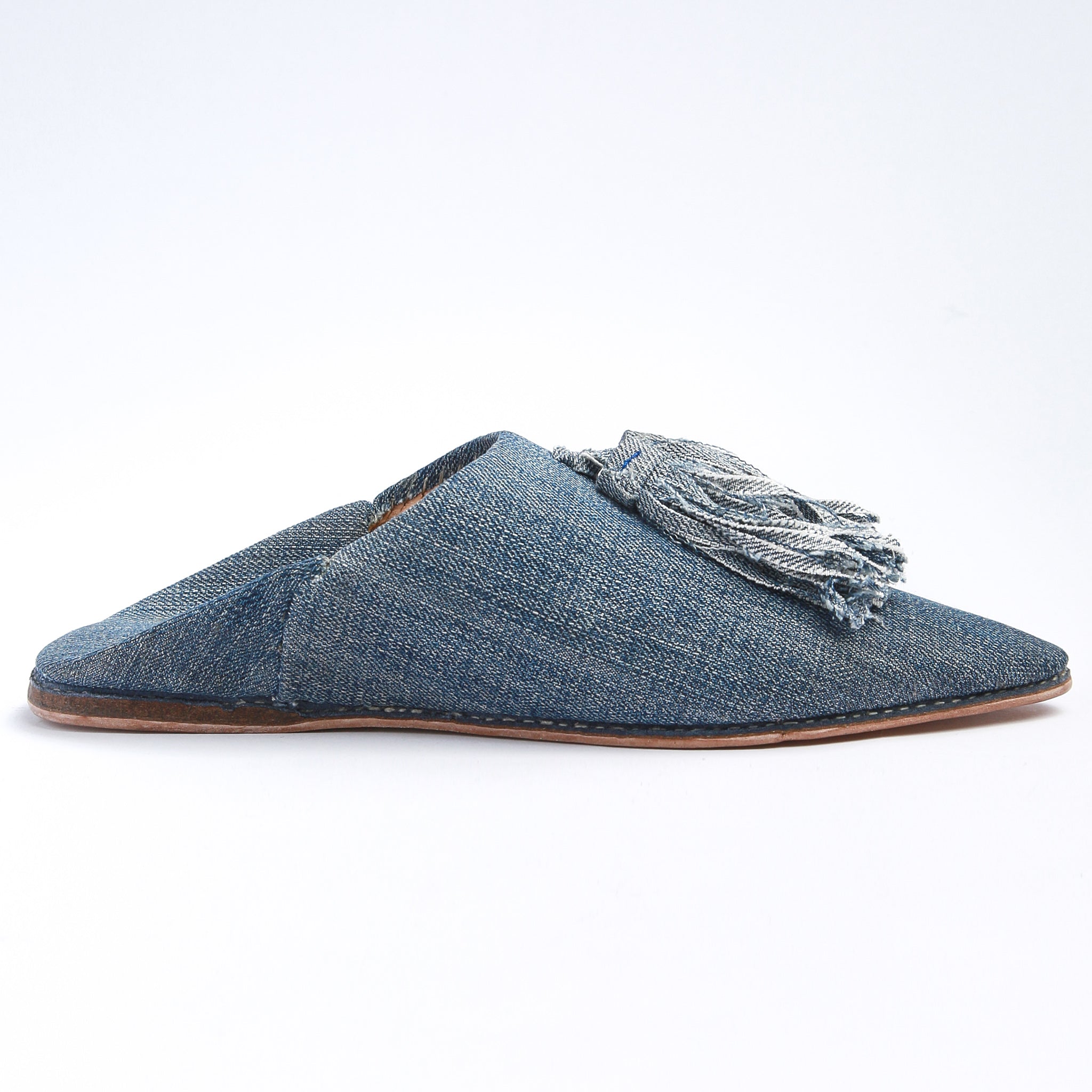 babouche marocchina in denim con pompon vista dal lato