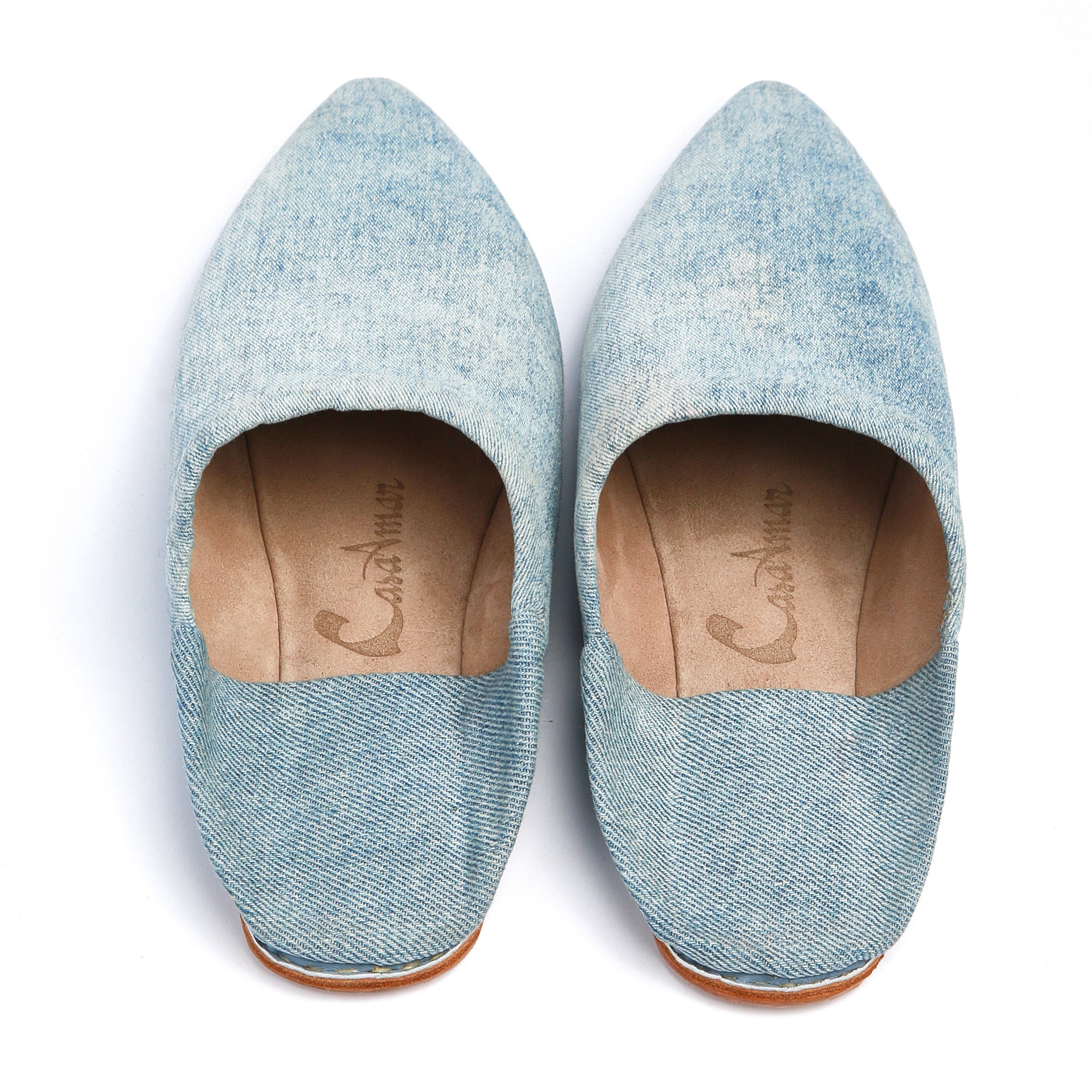 coppia di Babouche realizzate a mano in marocco in jeans chiaro viste dall'alto
