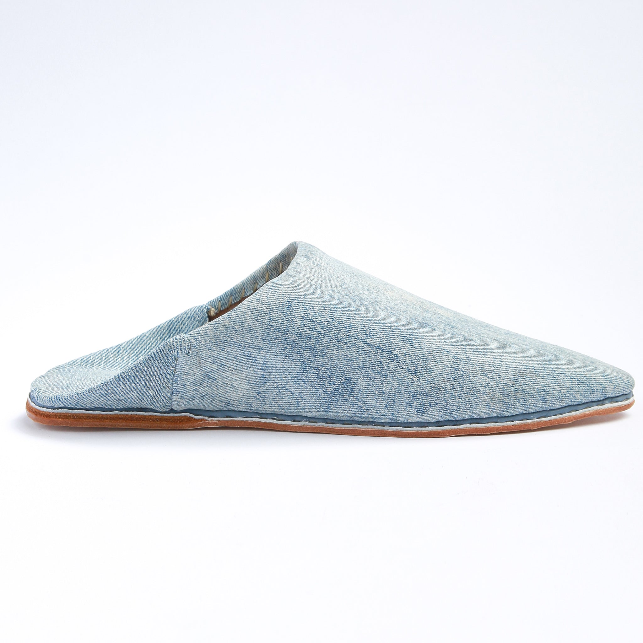 Babouche realizzata a mano in marocco in jeans chiaro vista di lato