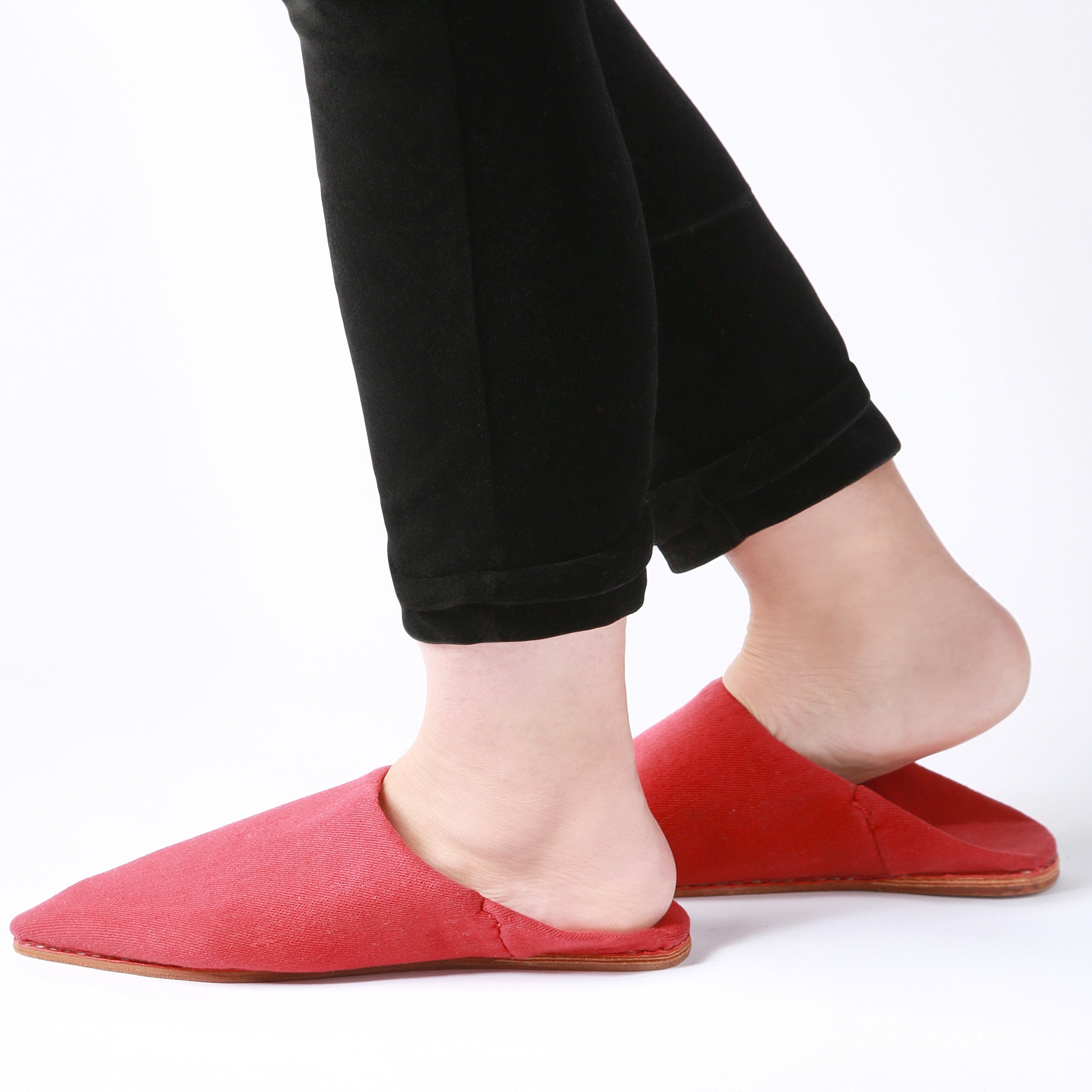 coppia di babouches marocchine in denim rosso indossate