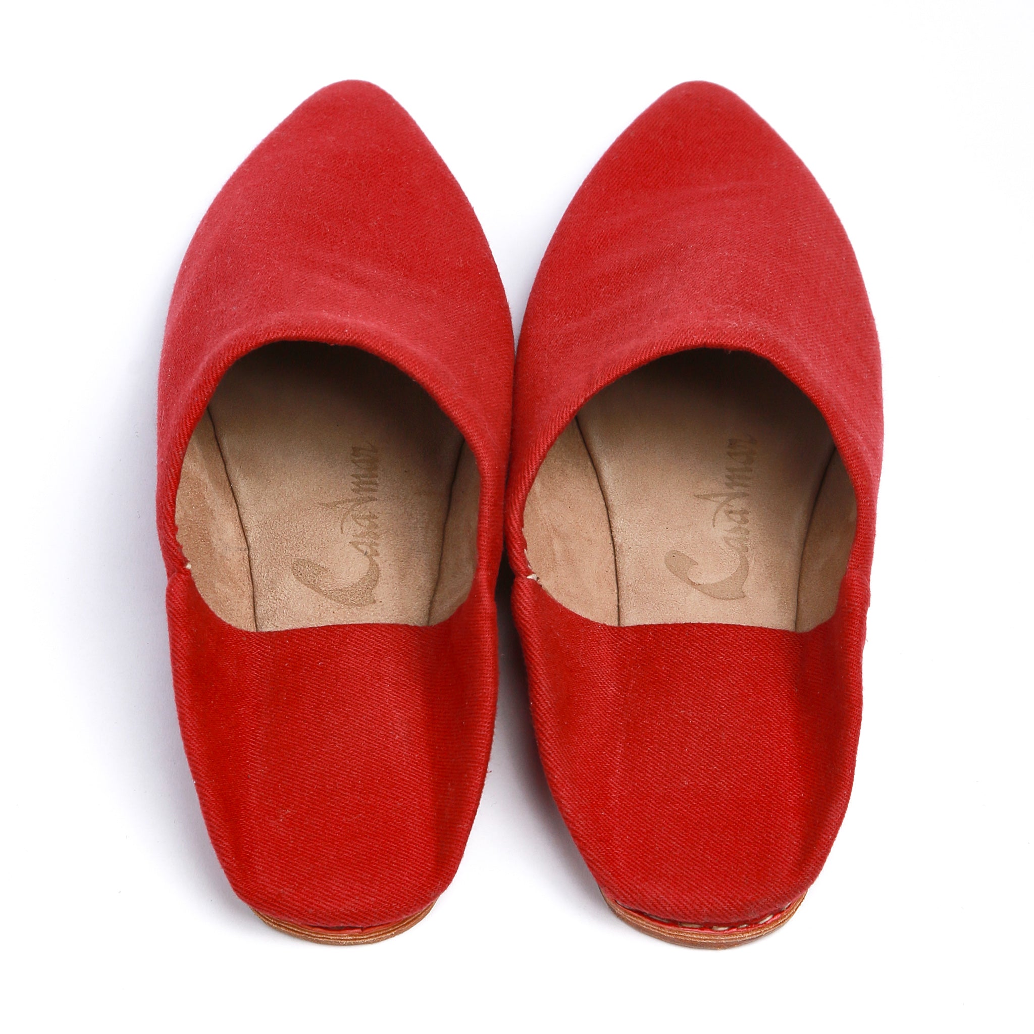 coppia di babouches marocchine in denim rosso viste dall'alto