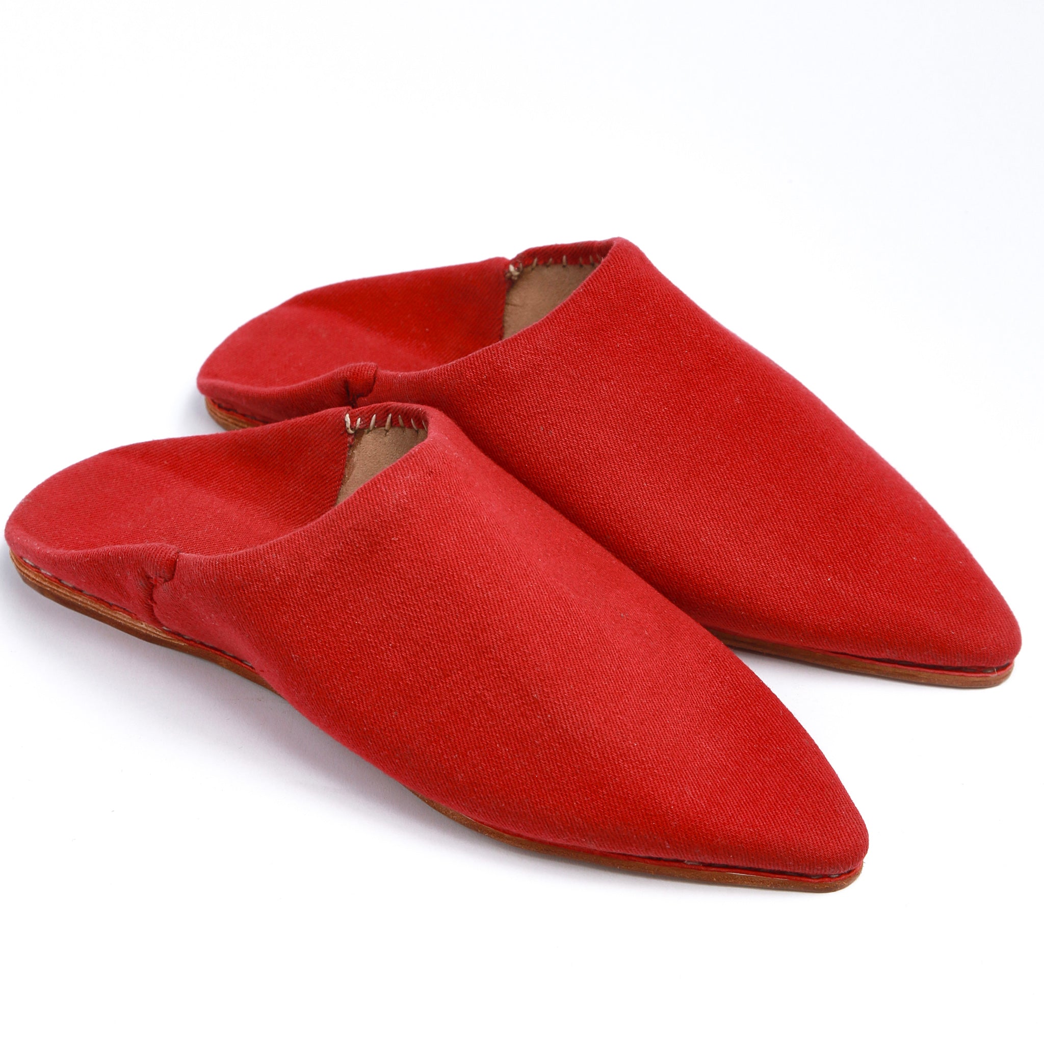 coppia di babouche marocchine in denim rosso viste frontalmente