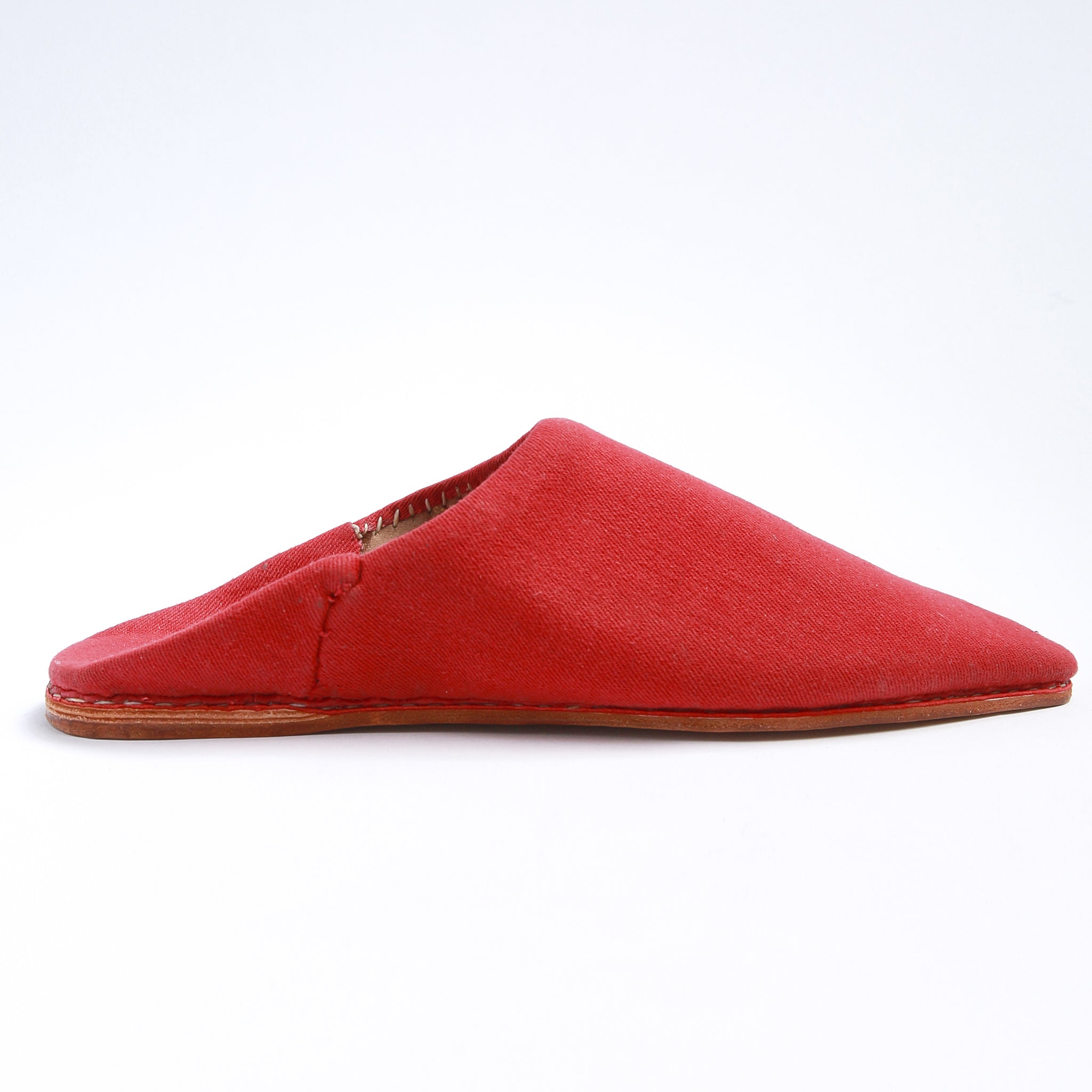 babouche marocchina in denim rosso vista dal lato