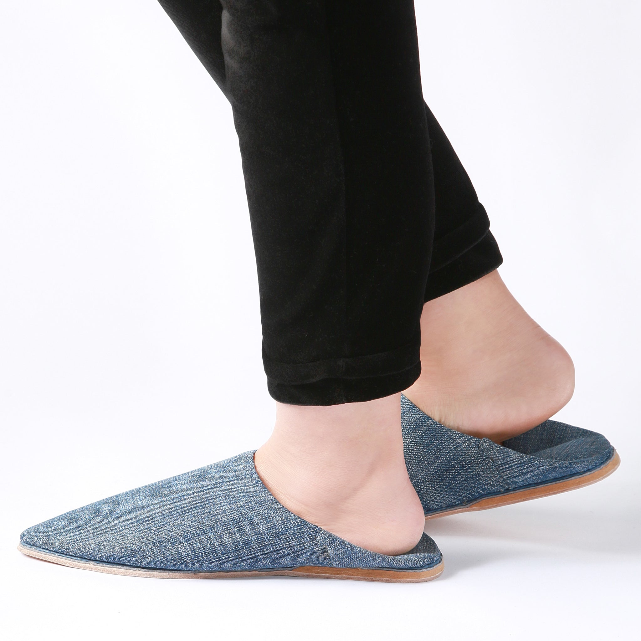 coppia di babouches marocchine in denim scuro indossate