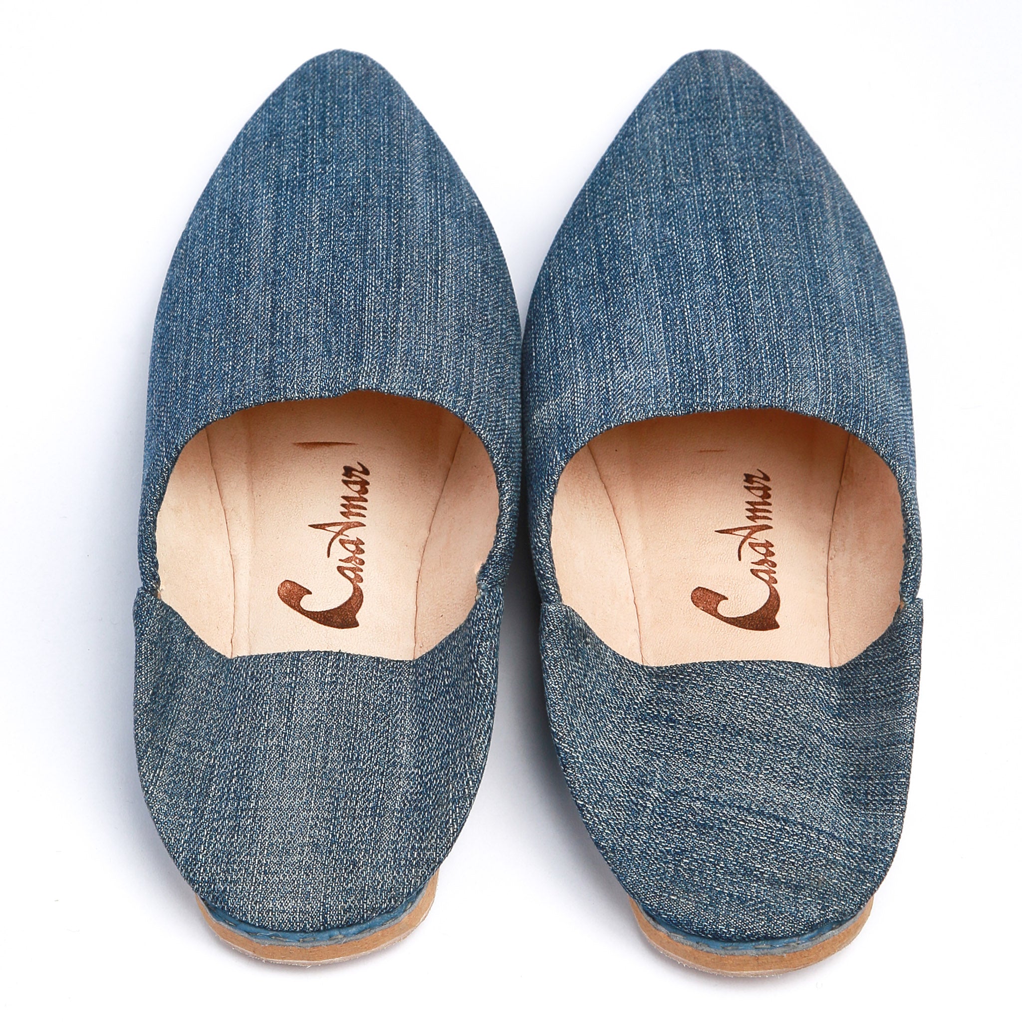 coppia di babouches marocchine in denim scuro viste dall'alto