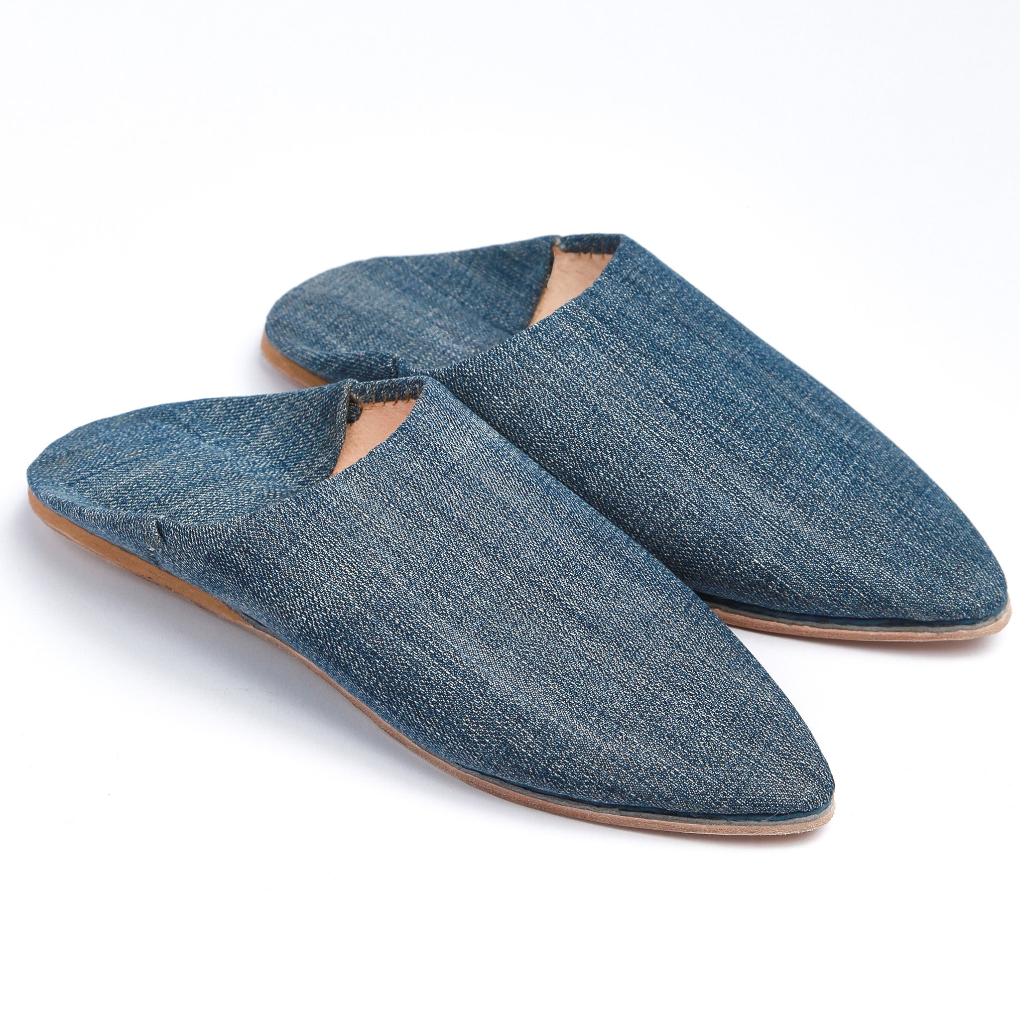 coppia di babouches marocchine in denim scuro viste di tre quarti