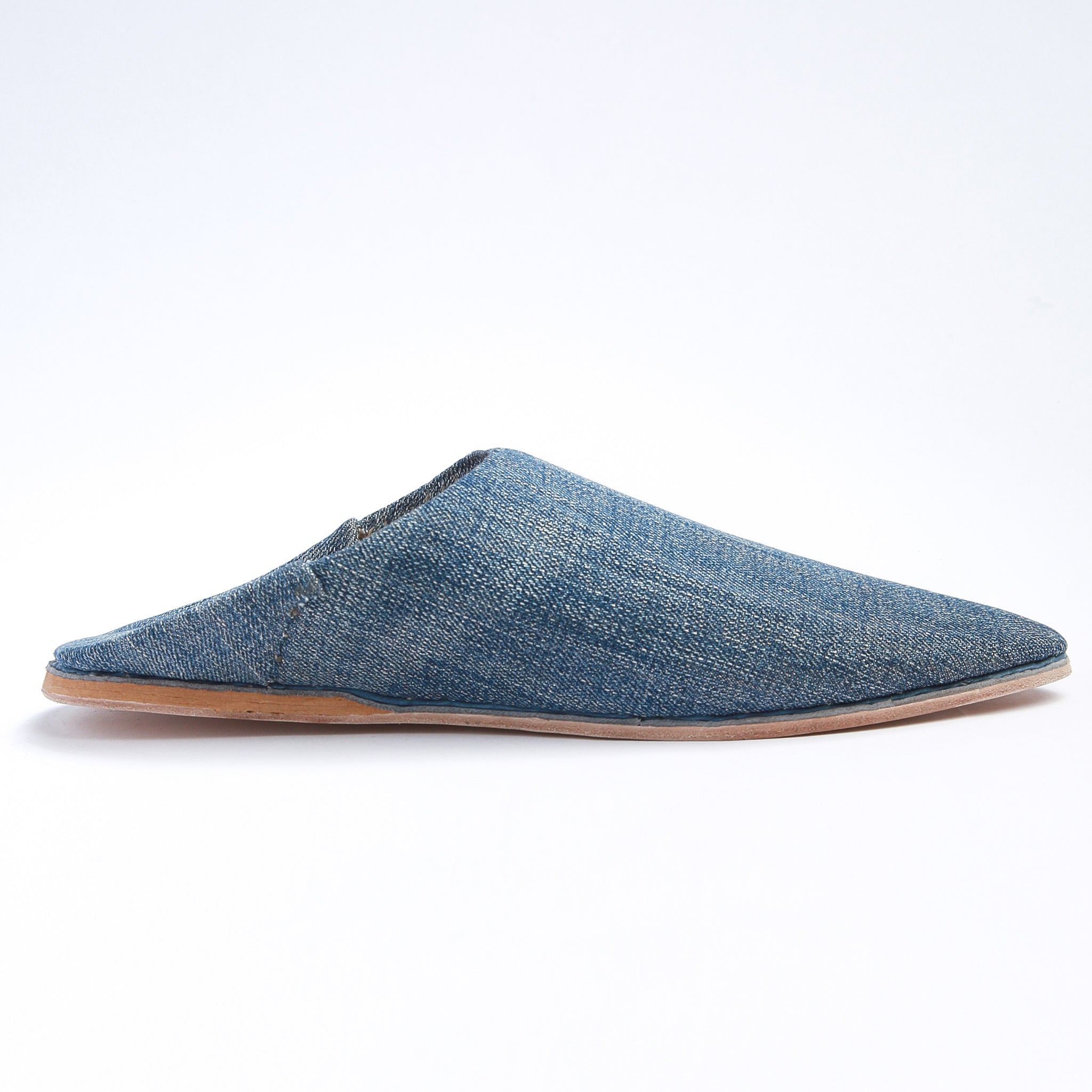 babouche marocchina in denim scuro vista dal lato