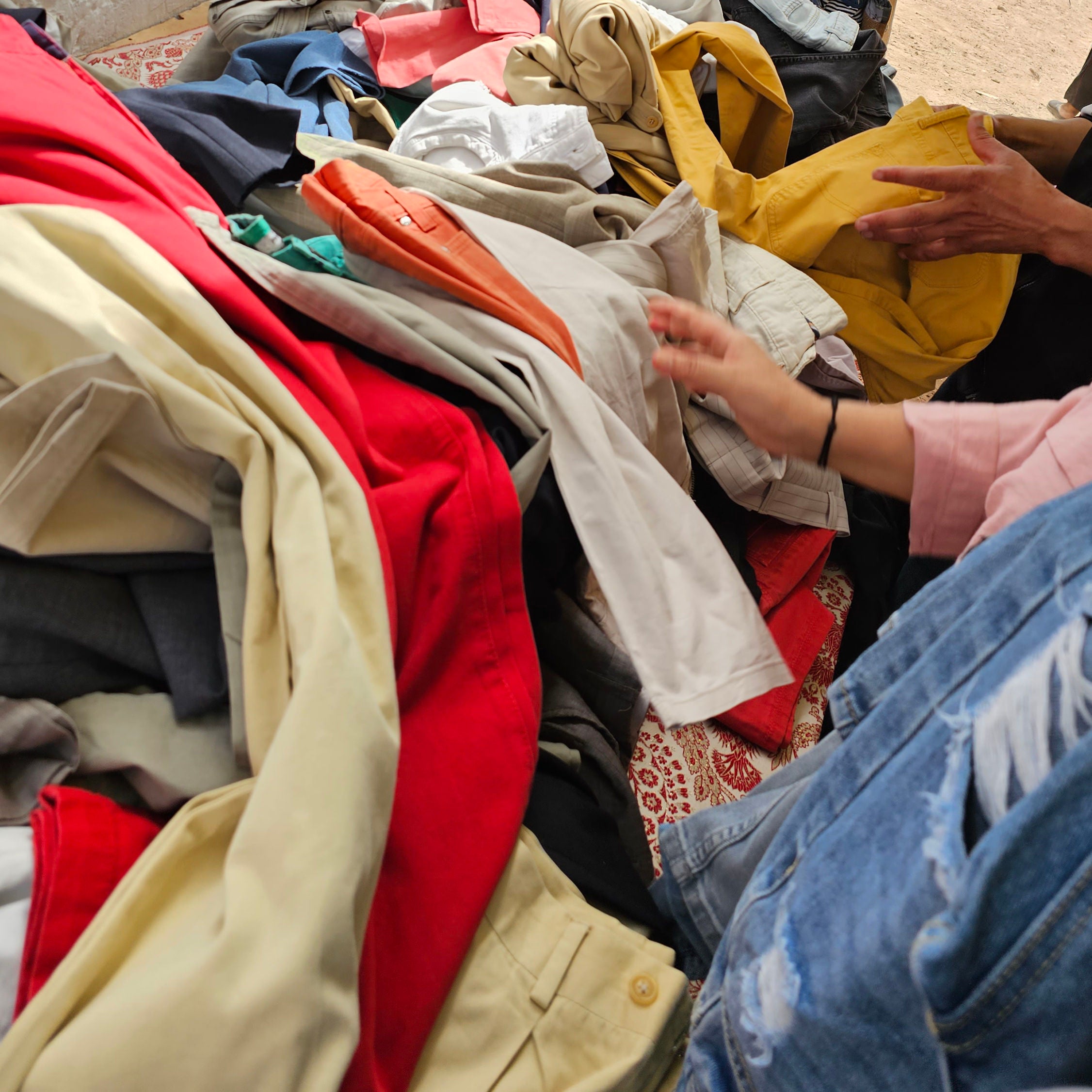 tavolo pieno di jeans in un mercato di seconda mano in marocco