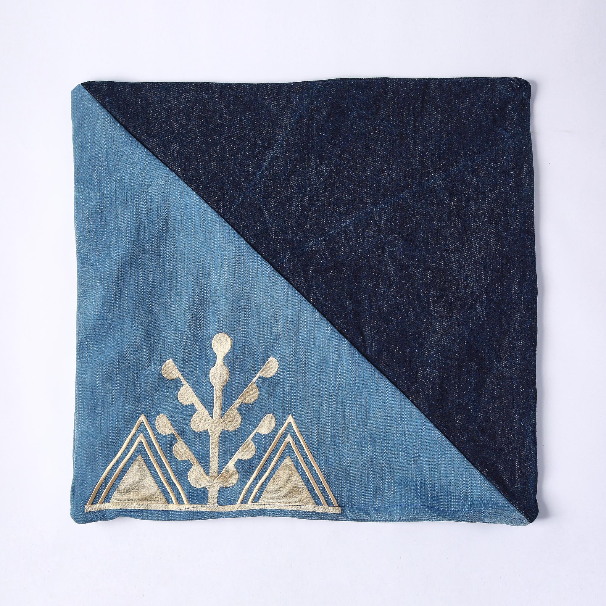 cuscino quadrato realizzato con tessuti in jeans di due colori e ricamo giallo del simbolo amazigh dell'ulivo