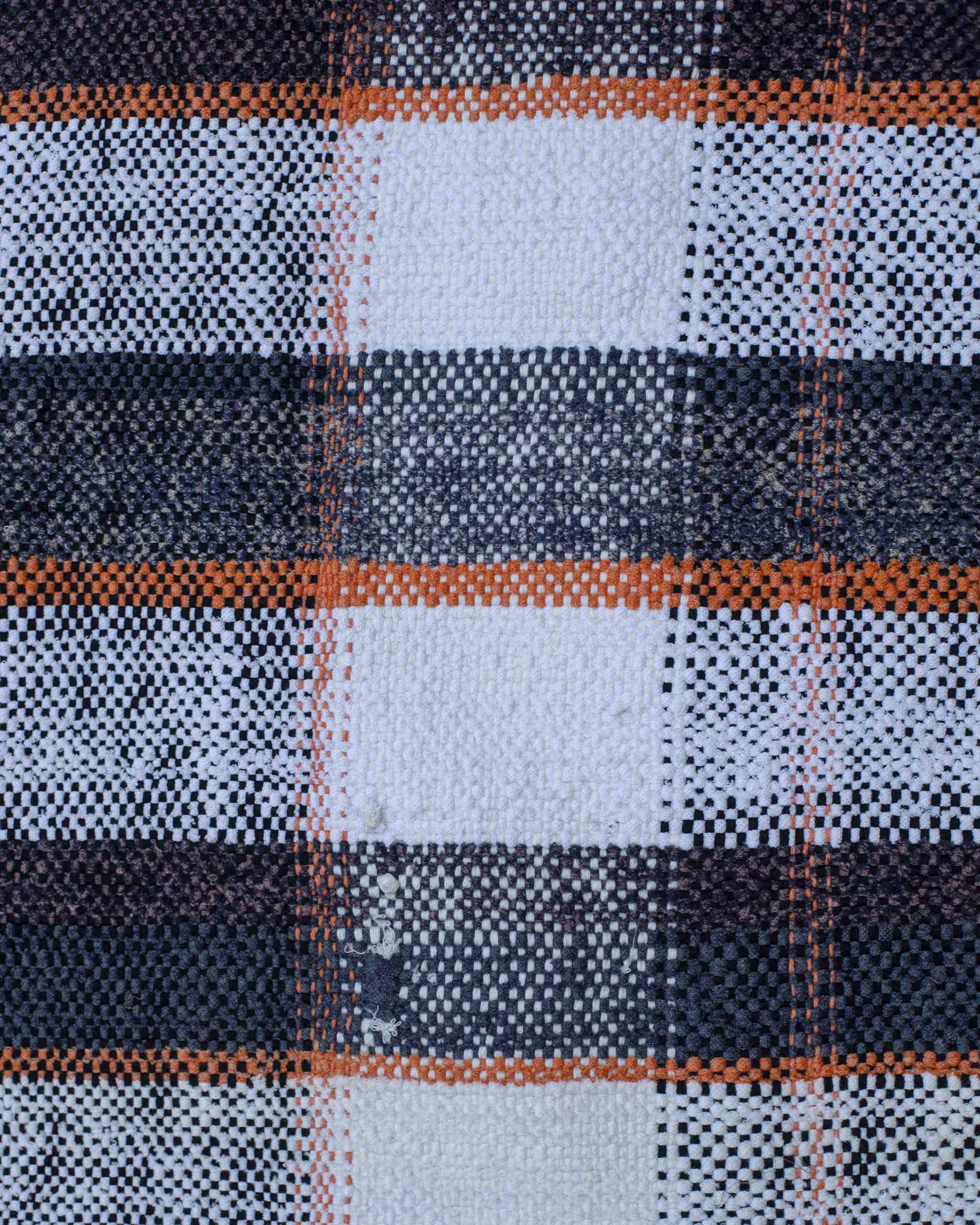 Dettaglio del tessuto del copricuscino 45x45 in tessuto a trama grossa nei colori blu, bianco, arancione