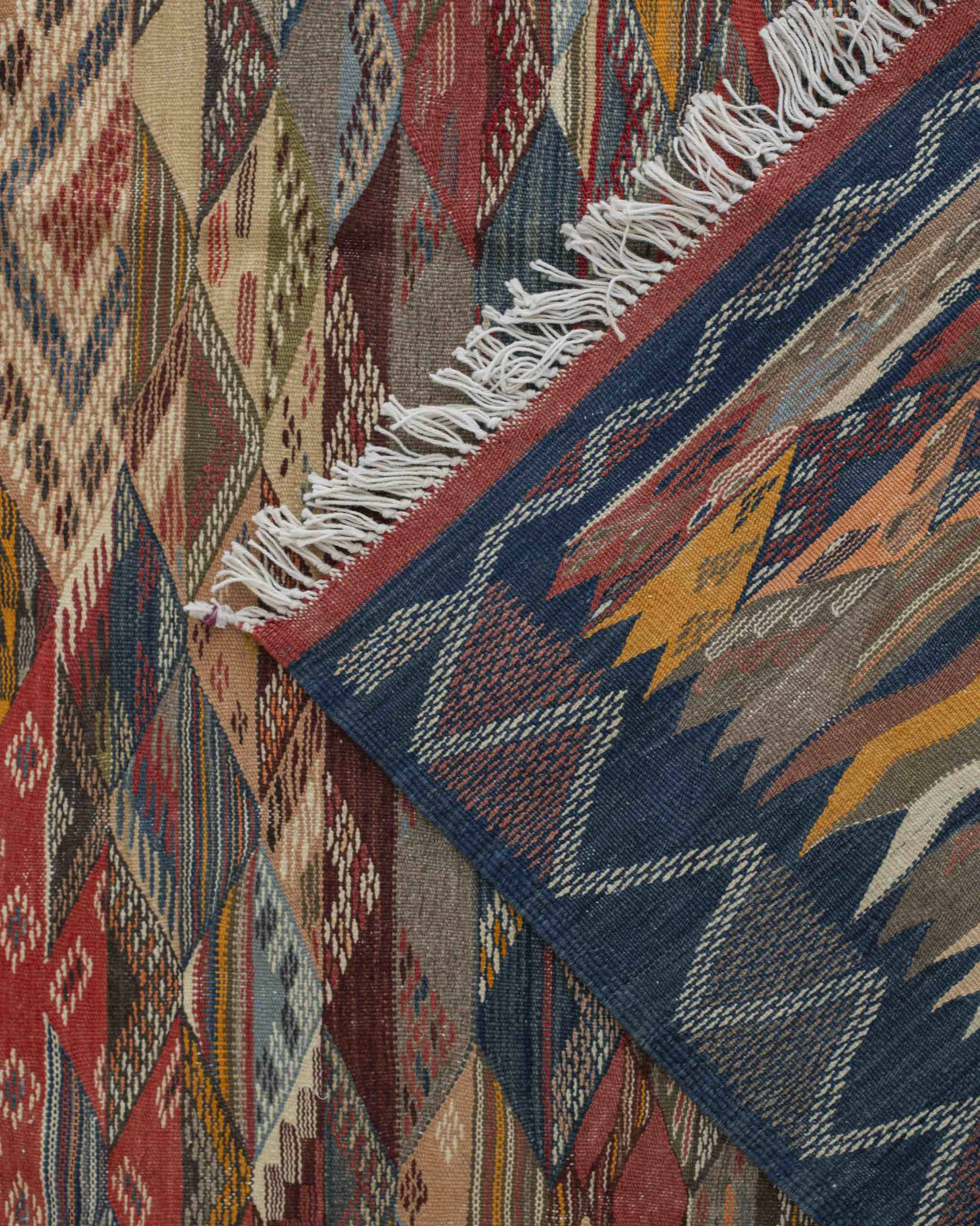 Dettaglio fronte e retro del kilim coloratissimo e finito su entrambi i lati