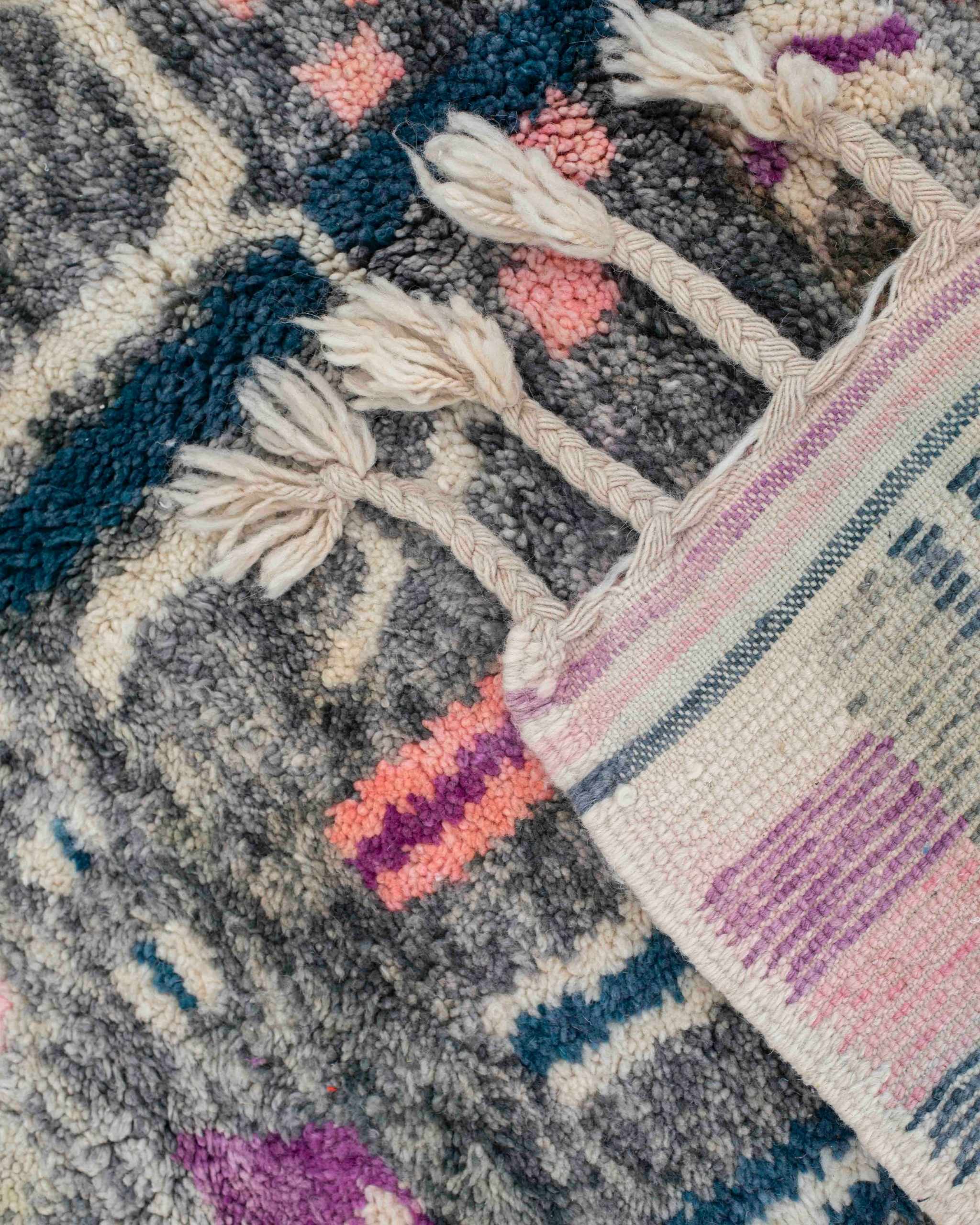 Dettaglio delle maxi frange e del retro del tappeto Beni Ourain grigio, rosa, viola e blu