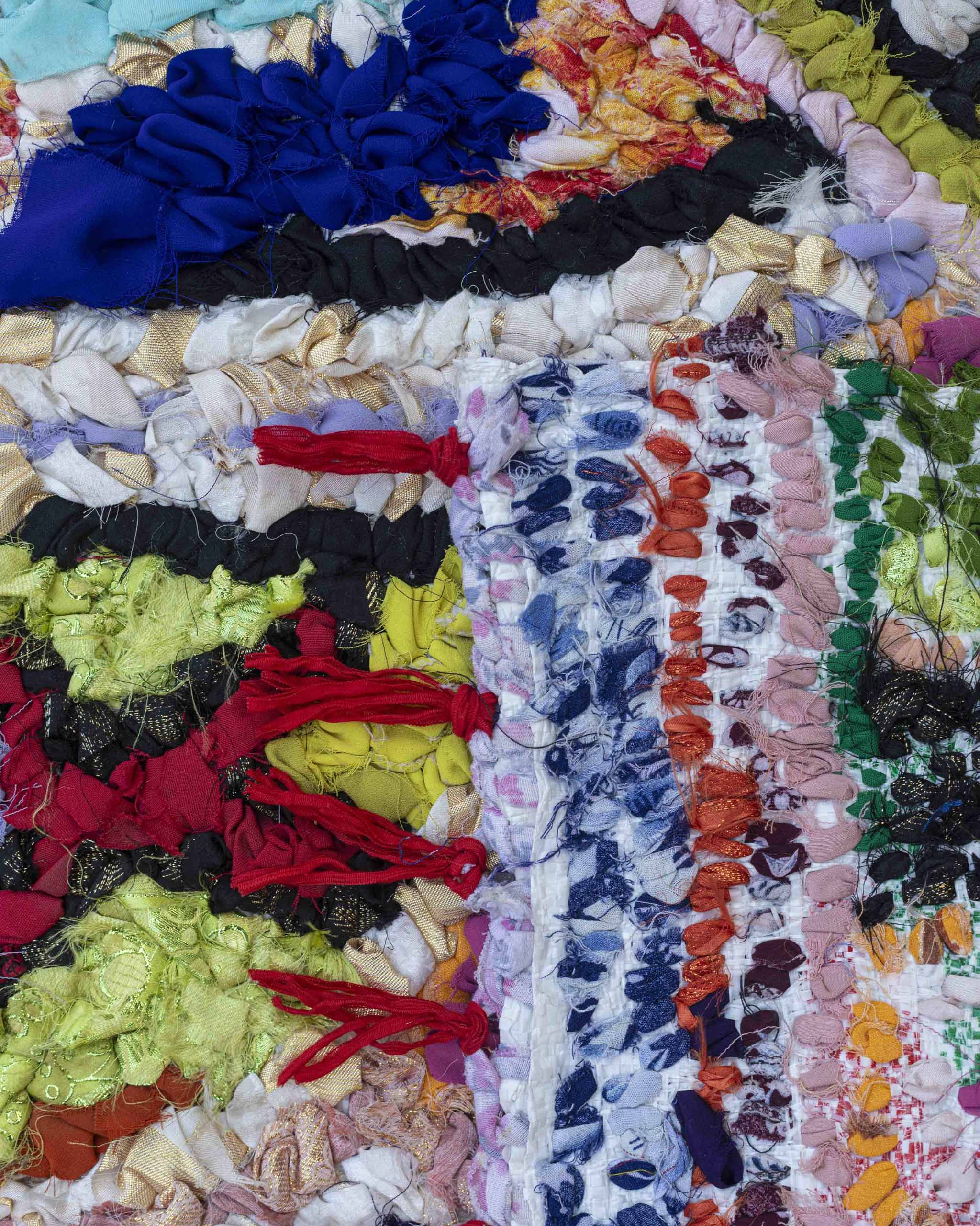 Dettaglio fronte-retro del tappetino creato con strisce di stoffa coloratissime annodate su base in sacco di plastica riciclato