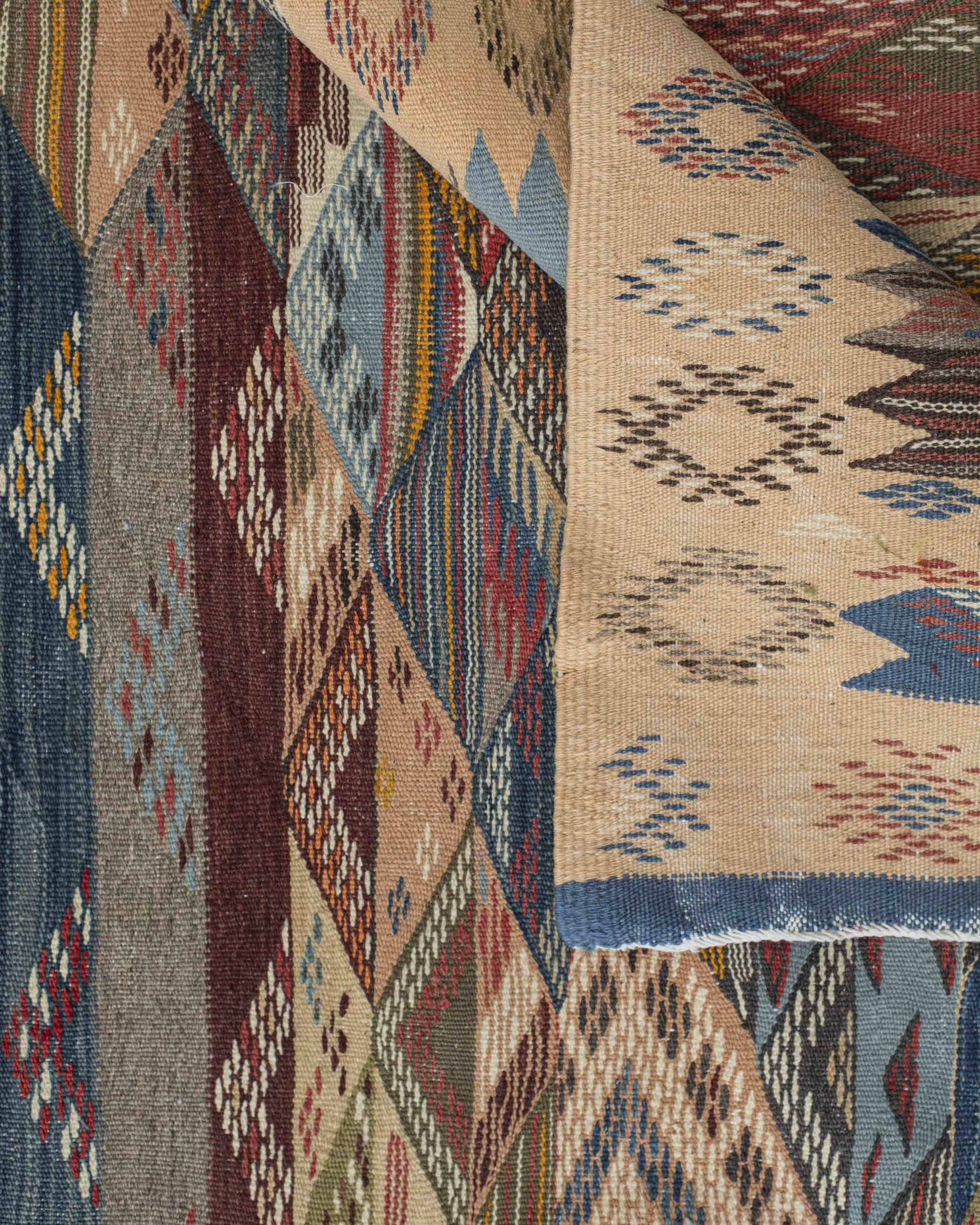 Dettaglio dritto e rovescio del kilim artigianale a motivi geometrici colorati