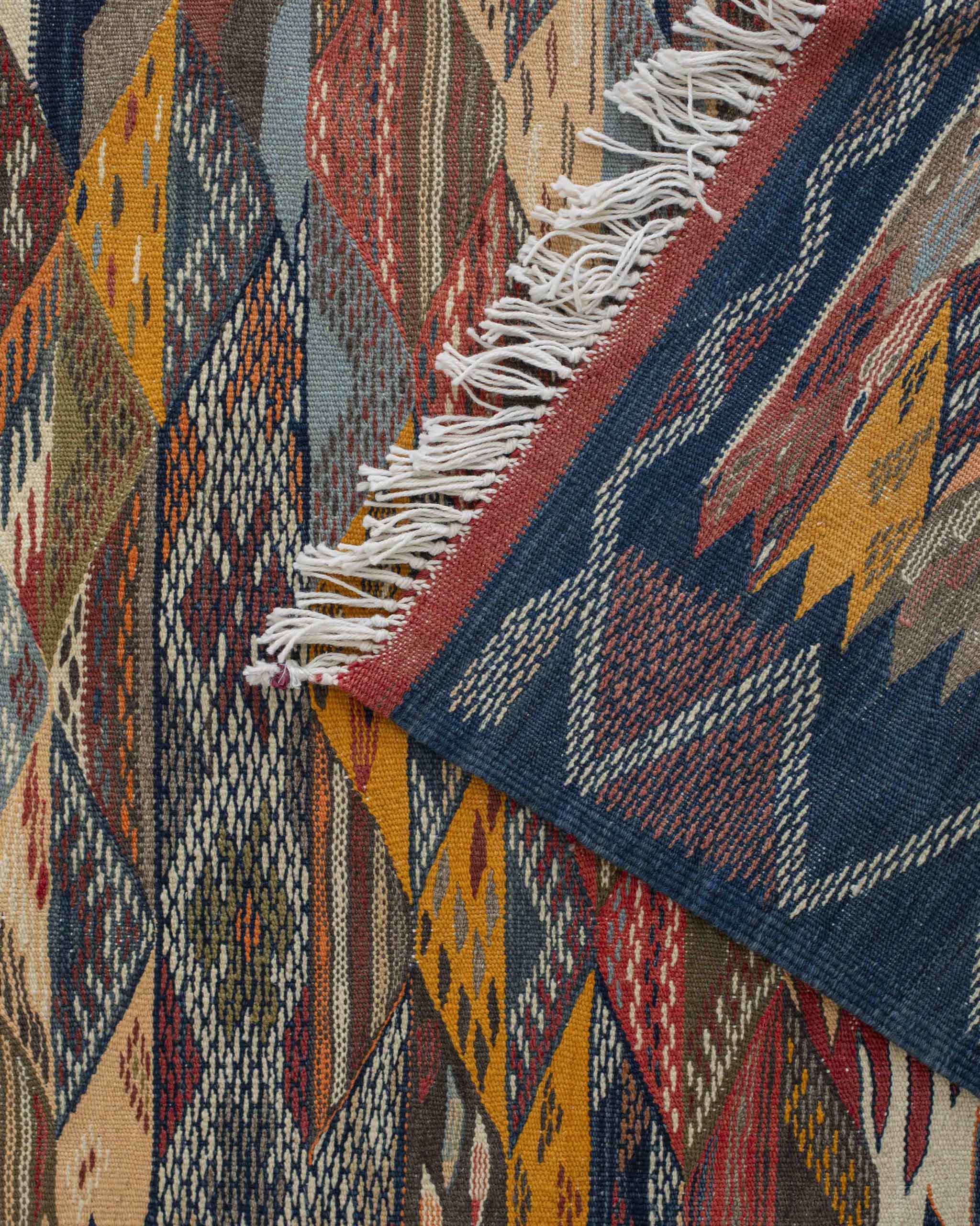 Dettaglio del kilim berbero Kharita con splendidi colori e pattern grafico a rombi zigzag onde righe