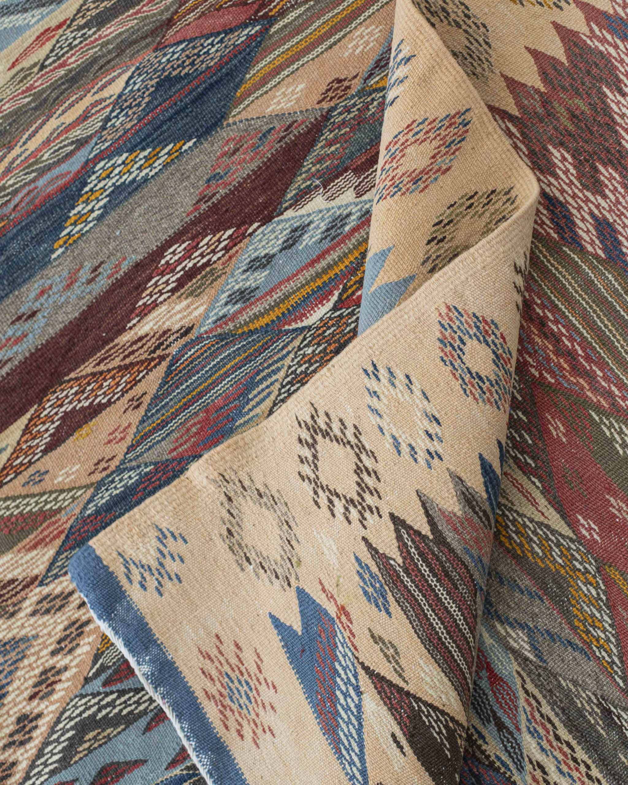 Dettaglio fronte-retro del kilim in lana con caratteristico motivo geometrico a rombi coloratissimi