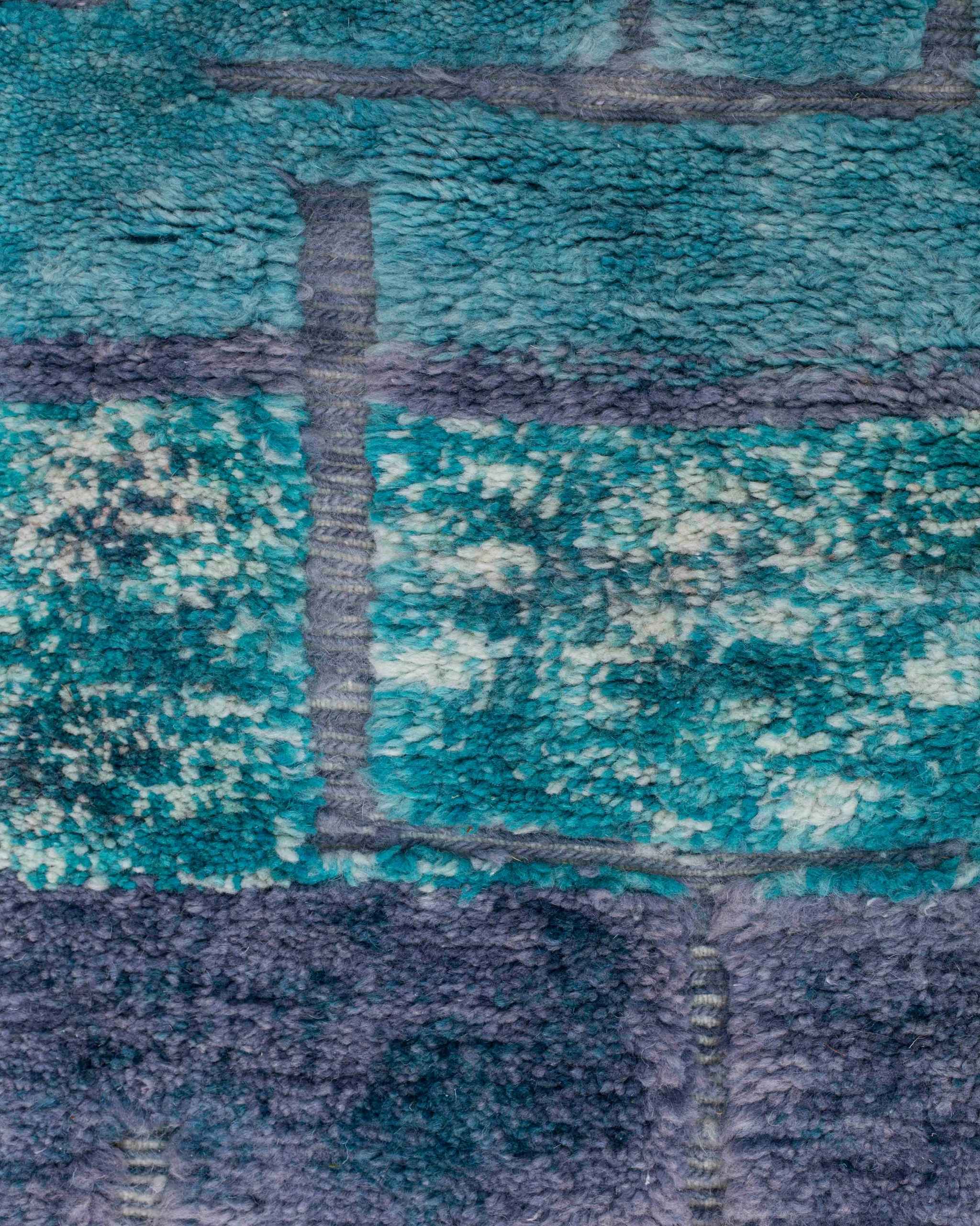 Dettaglio dell’abrash e del cambio di colori della lana blu e azzurra nella passatoia Beni Ourain
