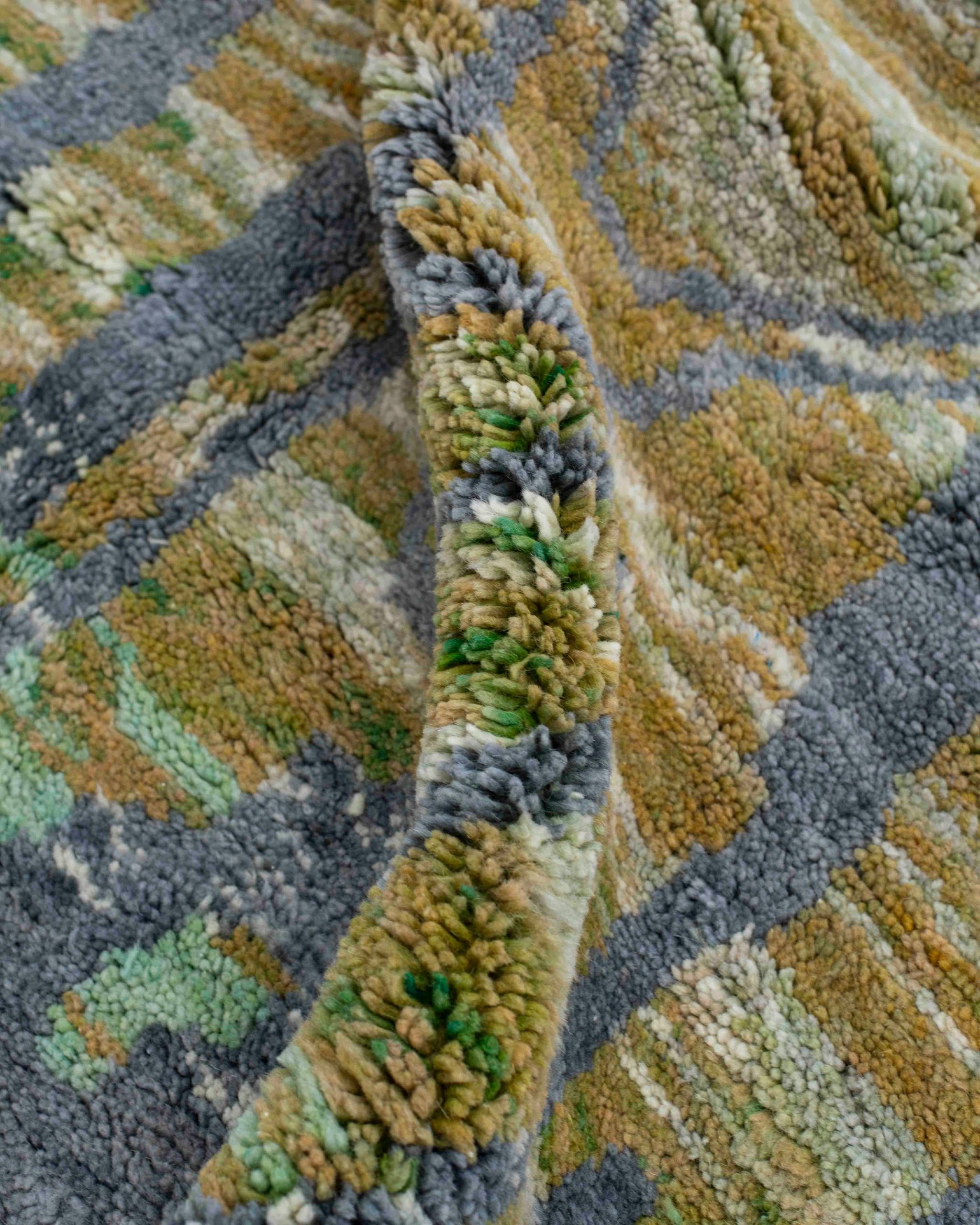 Dettaglio della lana verde, ocra e grigia del tappeto berbero Beni Ourain astratto