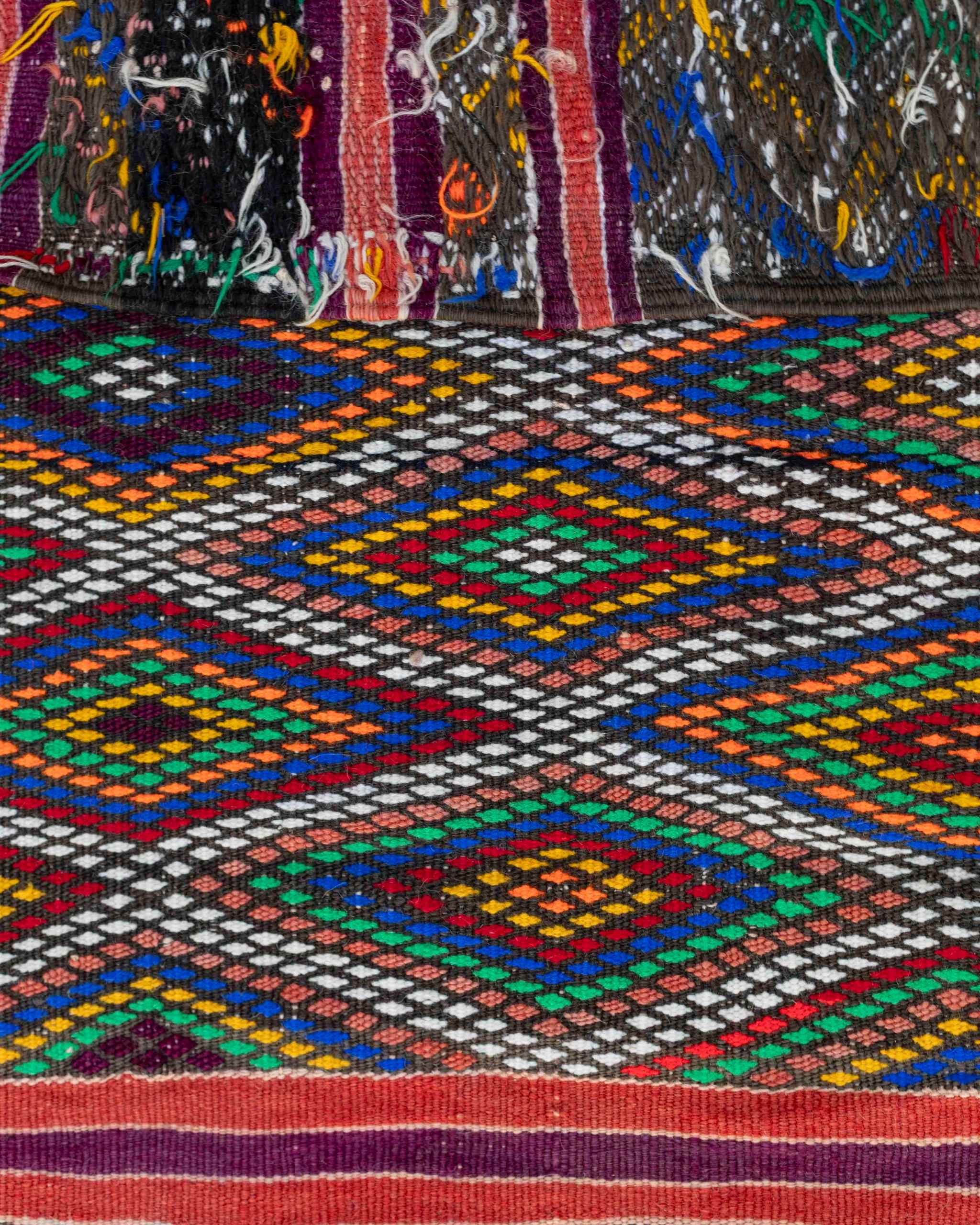 Dettaglio dei motivi tribali e della tessitura fitta del tappeto Zayane vintage multicolore in lana piatta
