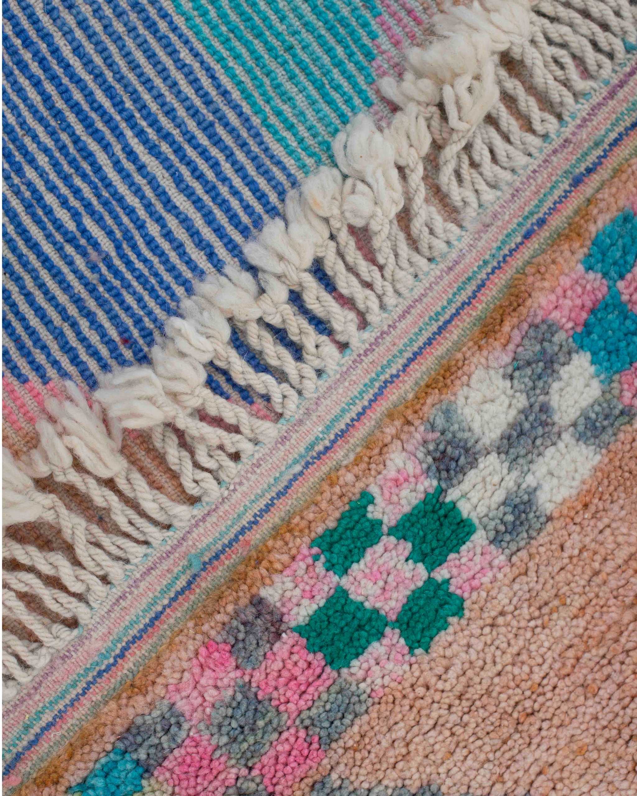 Dettaglio del retro e delle frange bianche del tappeto berbero Beni Ourain multicolore annodato a mano
