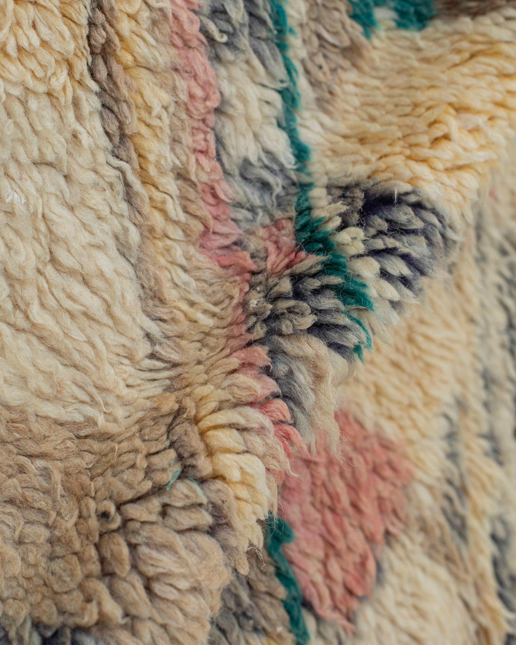 Dettaglio del tappeto in lana con a vello corto tinto artigianalmente