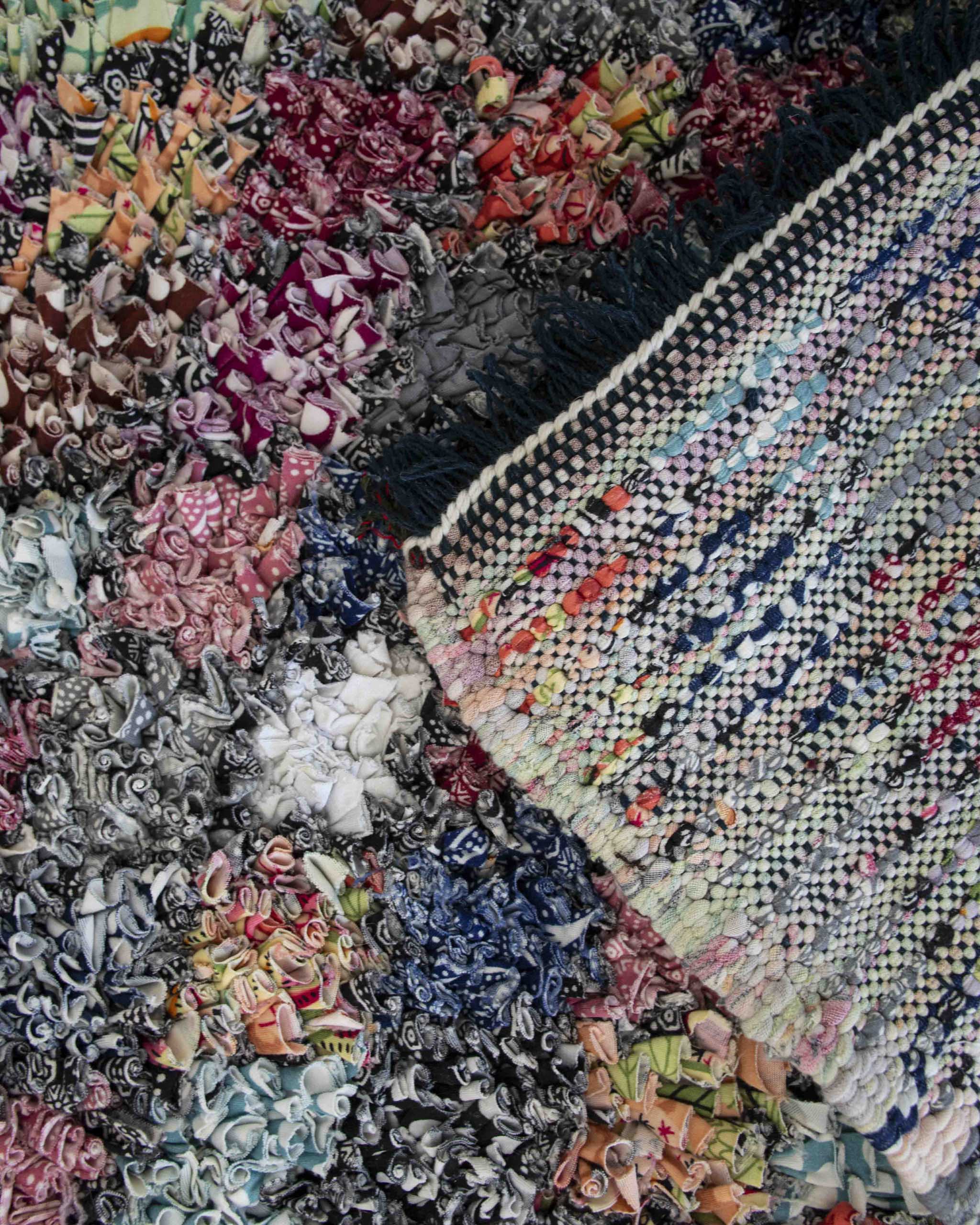 Dettaglio dritto-rovescio del tappeto realizzato con ritagli di tessuti riciclati annodati a mano in un motivo a rombi