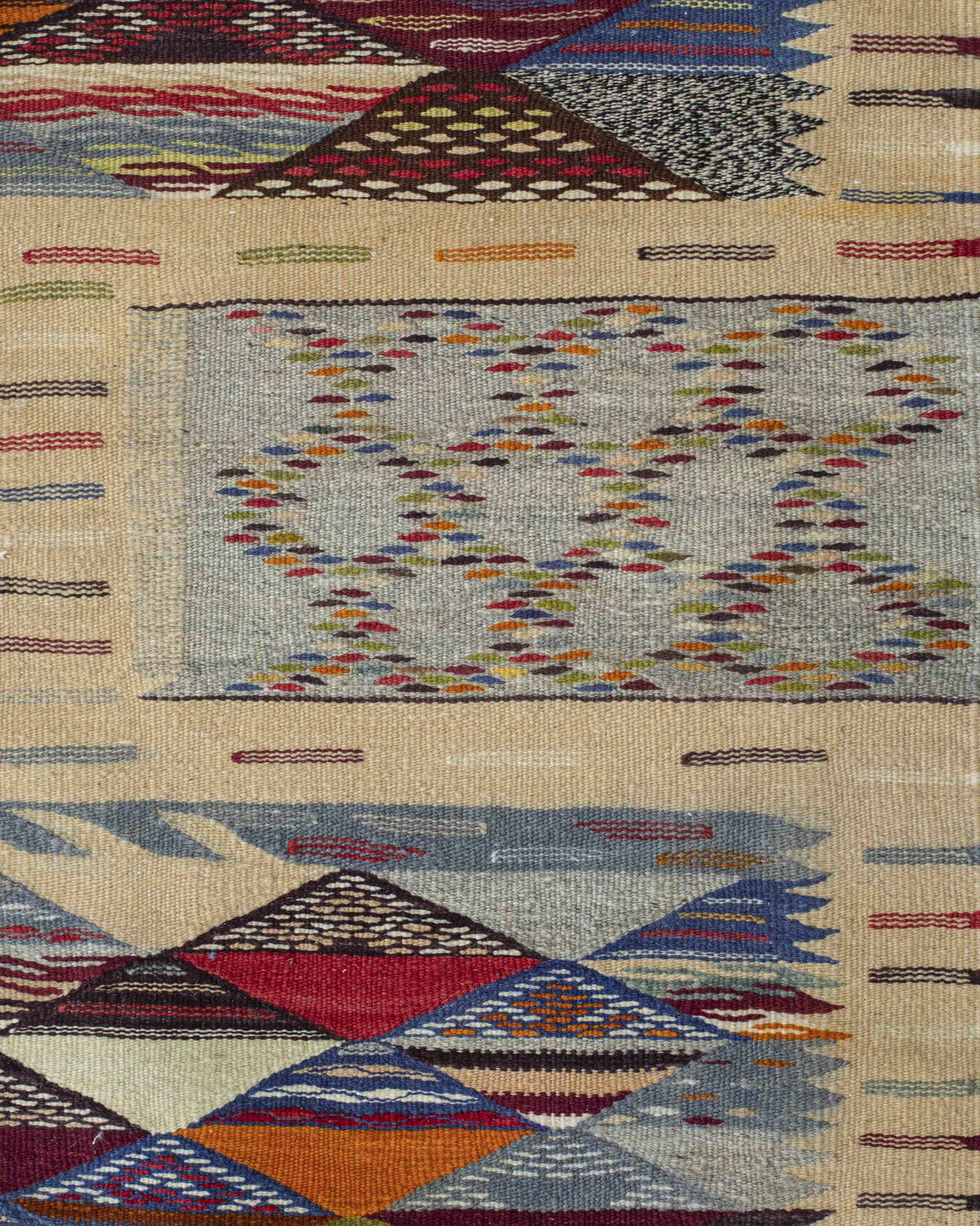 Dettaglio di una sezione del tappeto kilim berbero con design geometrico colorato