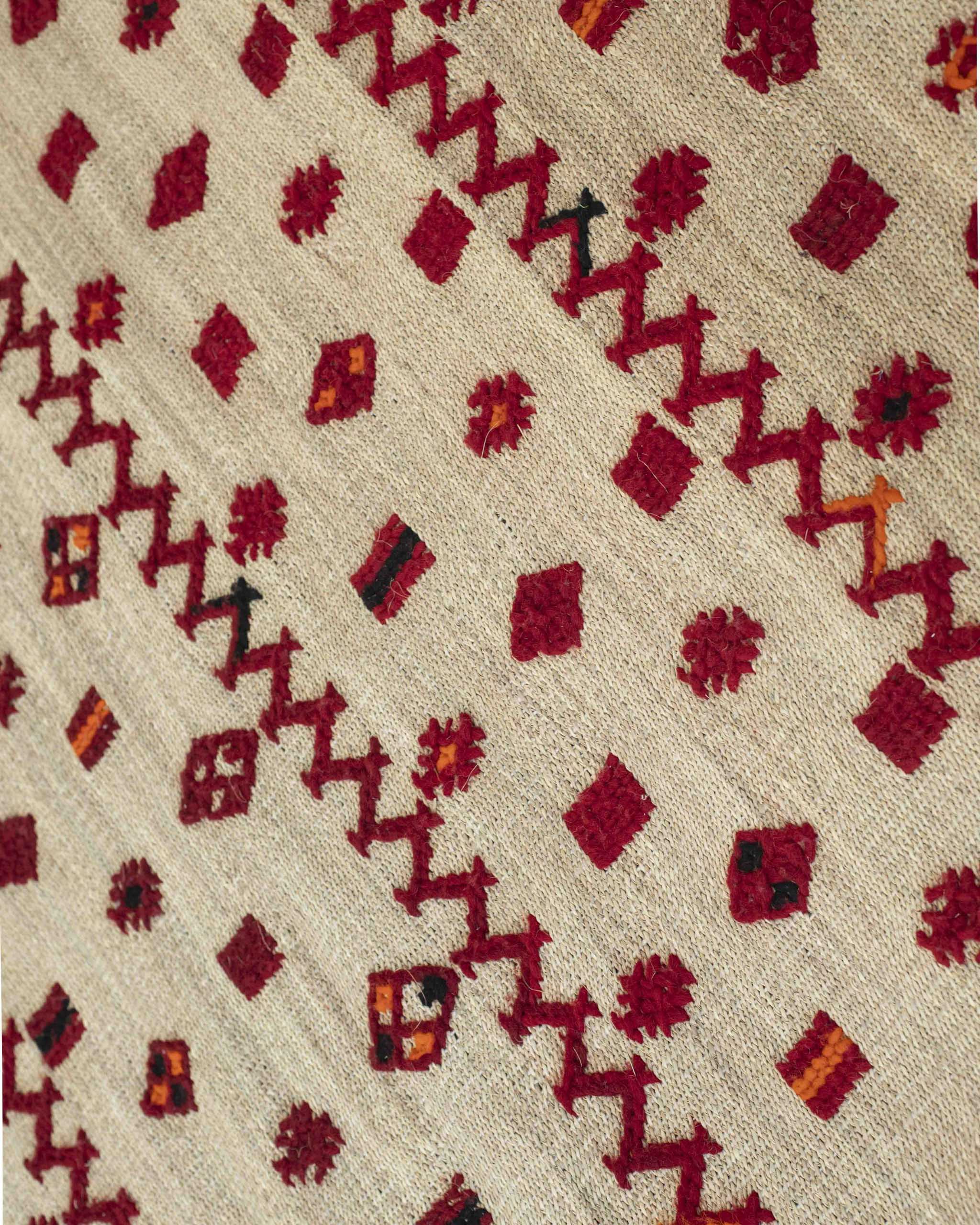 Dettaglio della stuoia tappeto in paglia con decori zigzag e simboli geometrici berberi